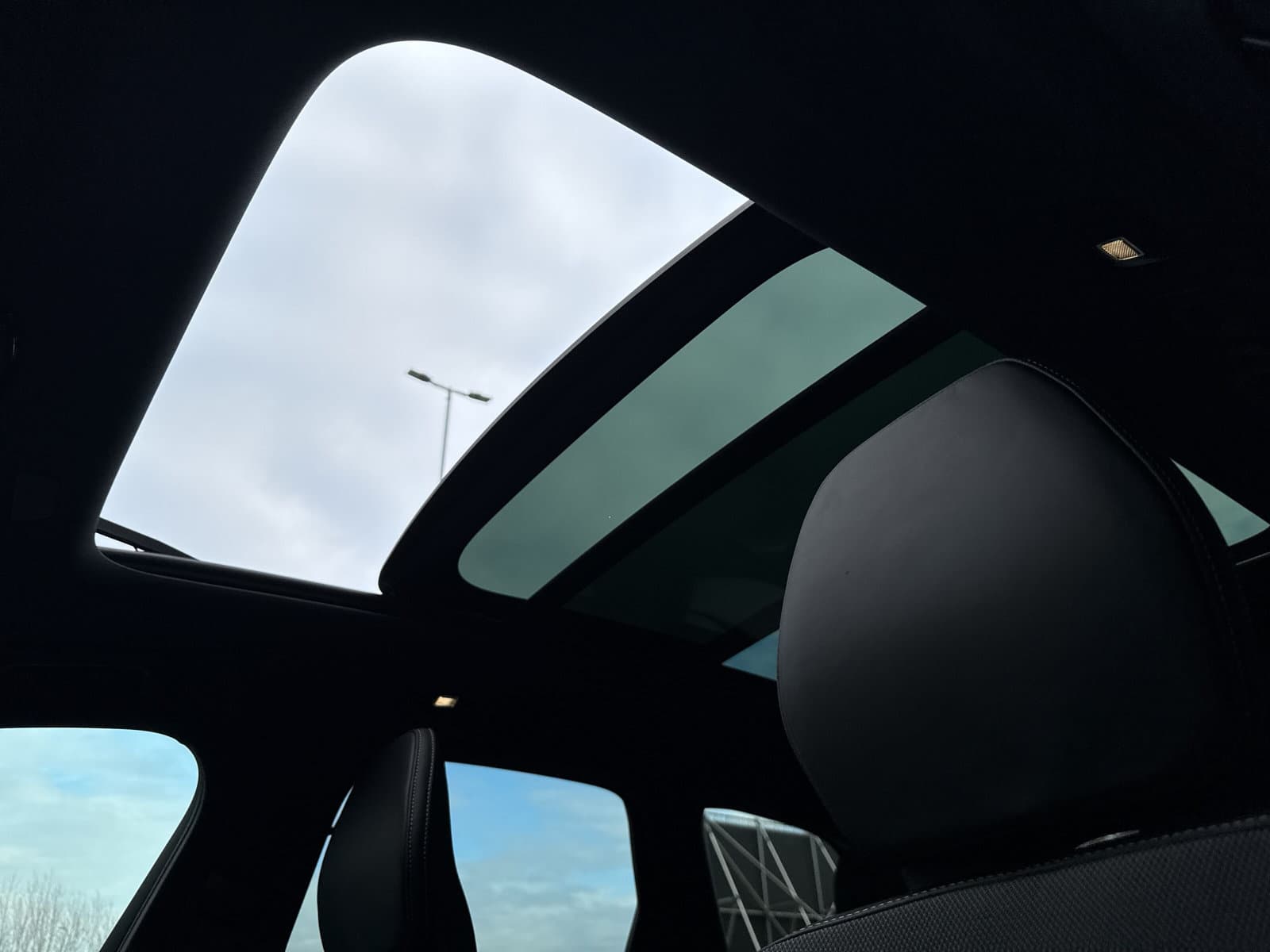 Volvo XC60 T6 350 PK Plug-in hybrid AWD Ultra Dark / 360 camera/ Luchtvering / Black Sheep pakket / thumbnail 27