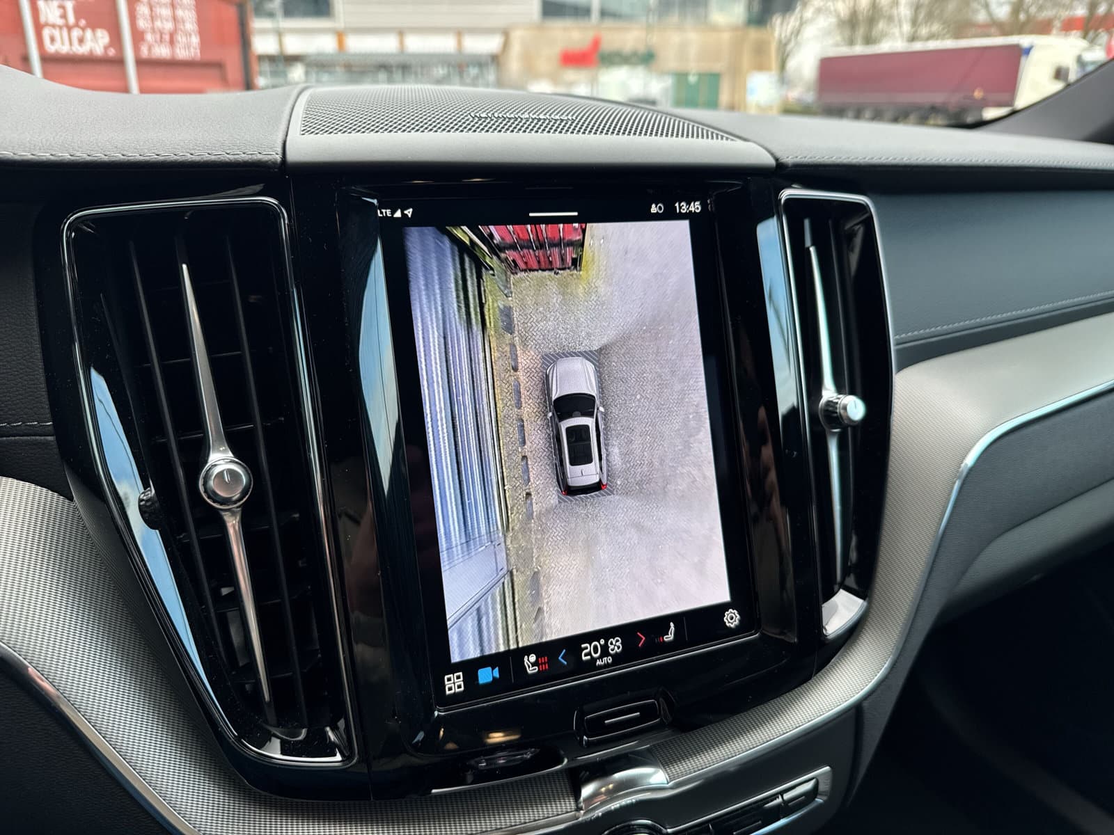 Volvo XC60 T6 350 PK Plug-in hybrid AWD Ultra Dark / 360 camera/ Luchtvering / Black Sheep pakket / thumbnail 29