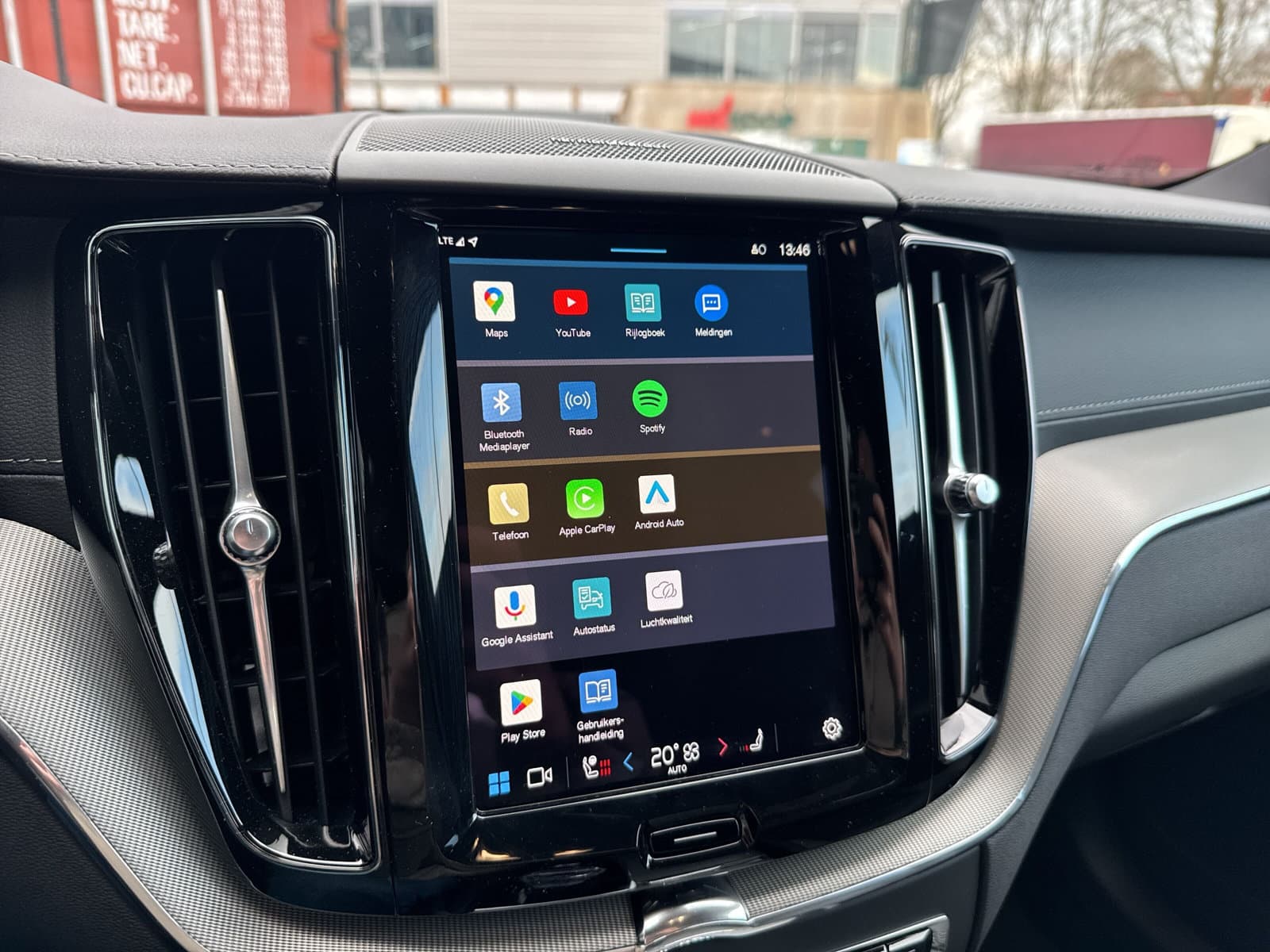 Volvo XC60 T6 350 PK Plug-in hybrid AWD Ultra Dark / 360 camera/ Luchtvering / Black Sheep pakket / thumbnail 31