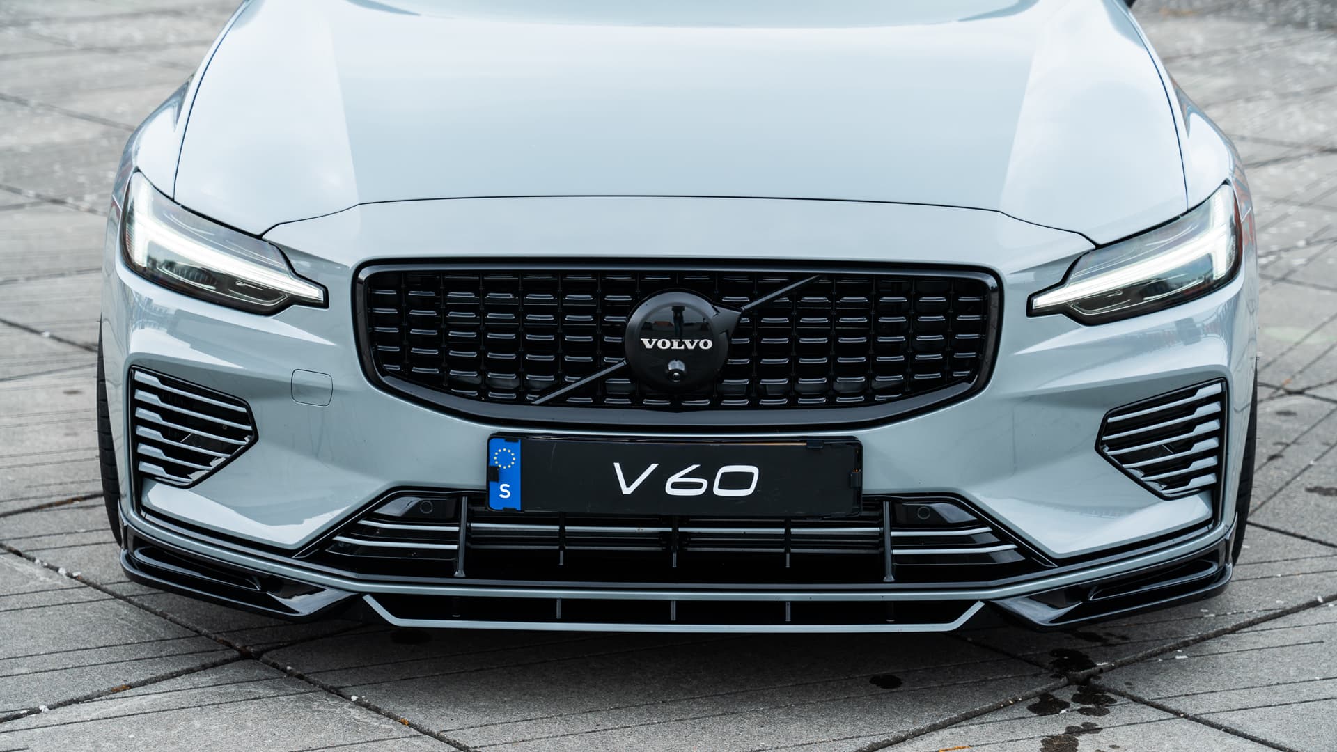 Volvo V60 T6 Plug-in hybrid AWD Plus Dark / Custom made Black Sheep uitvoering / 20" Heico matt Bronze / Heico verlaagd / Geventileerd Amber Leder / thumbnail 6