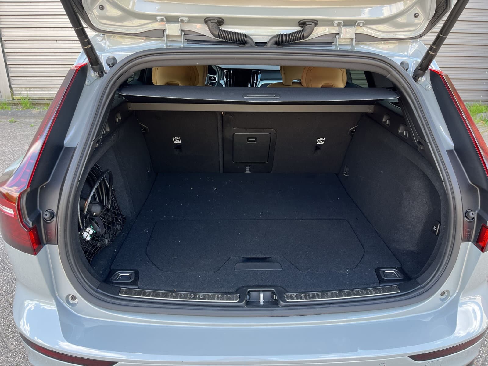 Volvo V60 T6 Plug-in hybrid AWD Plus Dark / Custom made Black Sheep uitvoering / 20" Heico matt Bronze / Heico verlaagd / Geventileerd Amber Leder / thumbnail 13