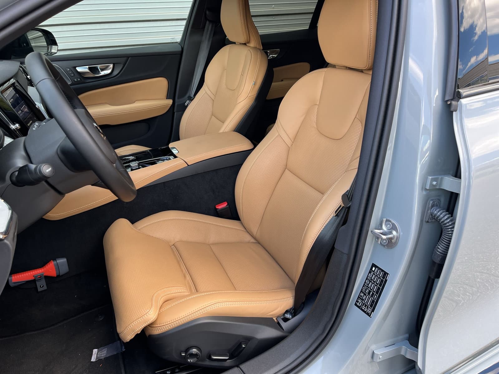 Volvo V60 T6 Plug-in hybrid AWD Plus Dark / Custom made Black Sheep uitvoering / 20" Heico matt Bronze / Heico verlaagd / Geventileerd Amber Leder / thumbnail 15