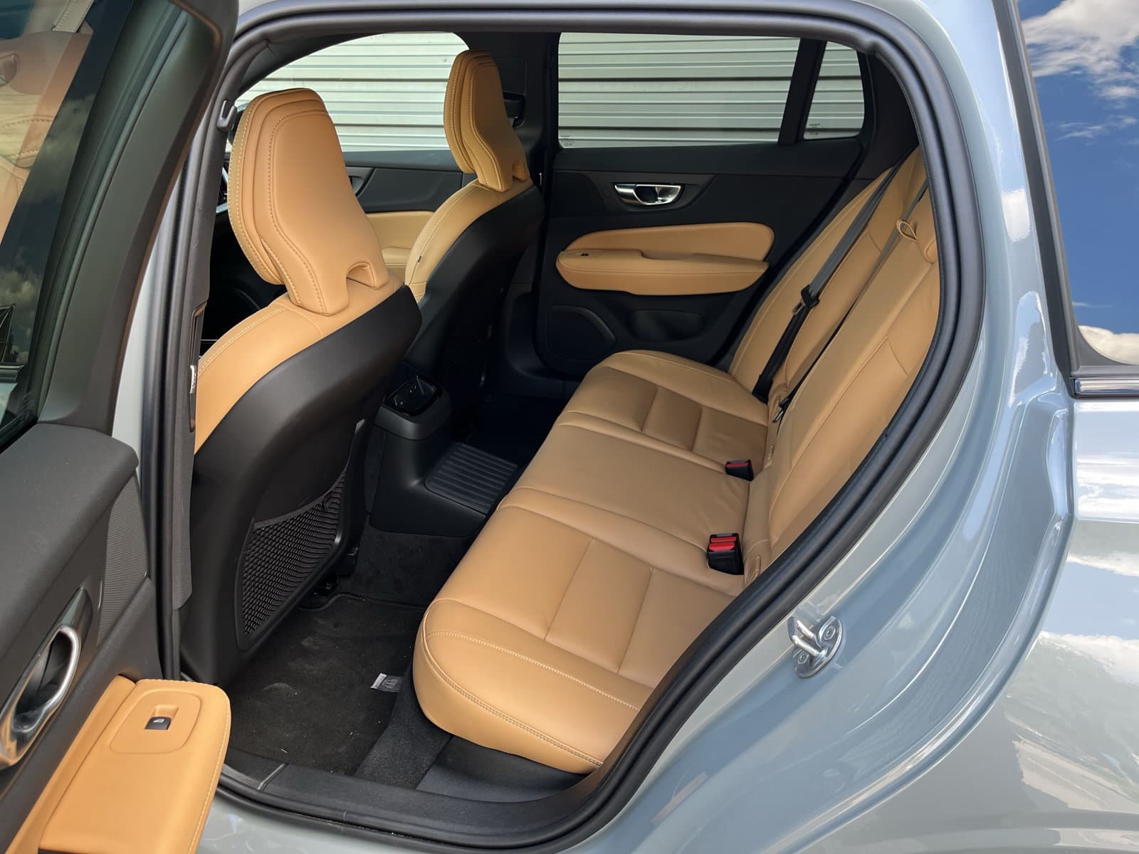 Volvo V60 T6 Plug-in hybrid AWD Plus Dark / Custom made Black Sheep uitvoering / 20" Heico matt Bronze / Heico verlaagd / Geventileerd Amber Leder / thumbnail 18