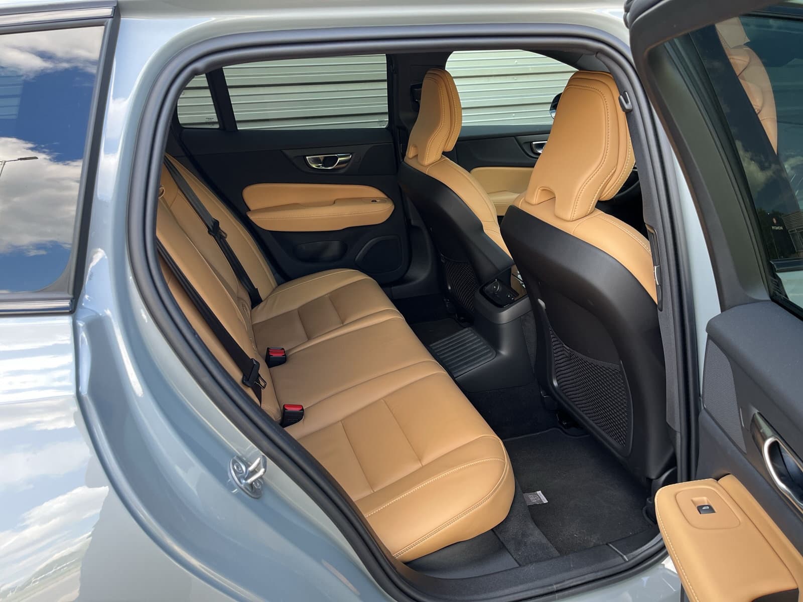 Volvo V60 T6 Plug-in hybrid AWD Plus Dark / Custom made Black Sheep uitvoering / 20" Heico matt Bronze / Heico verlaagd / Geventileerd Amber Leder / thumbnail 19