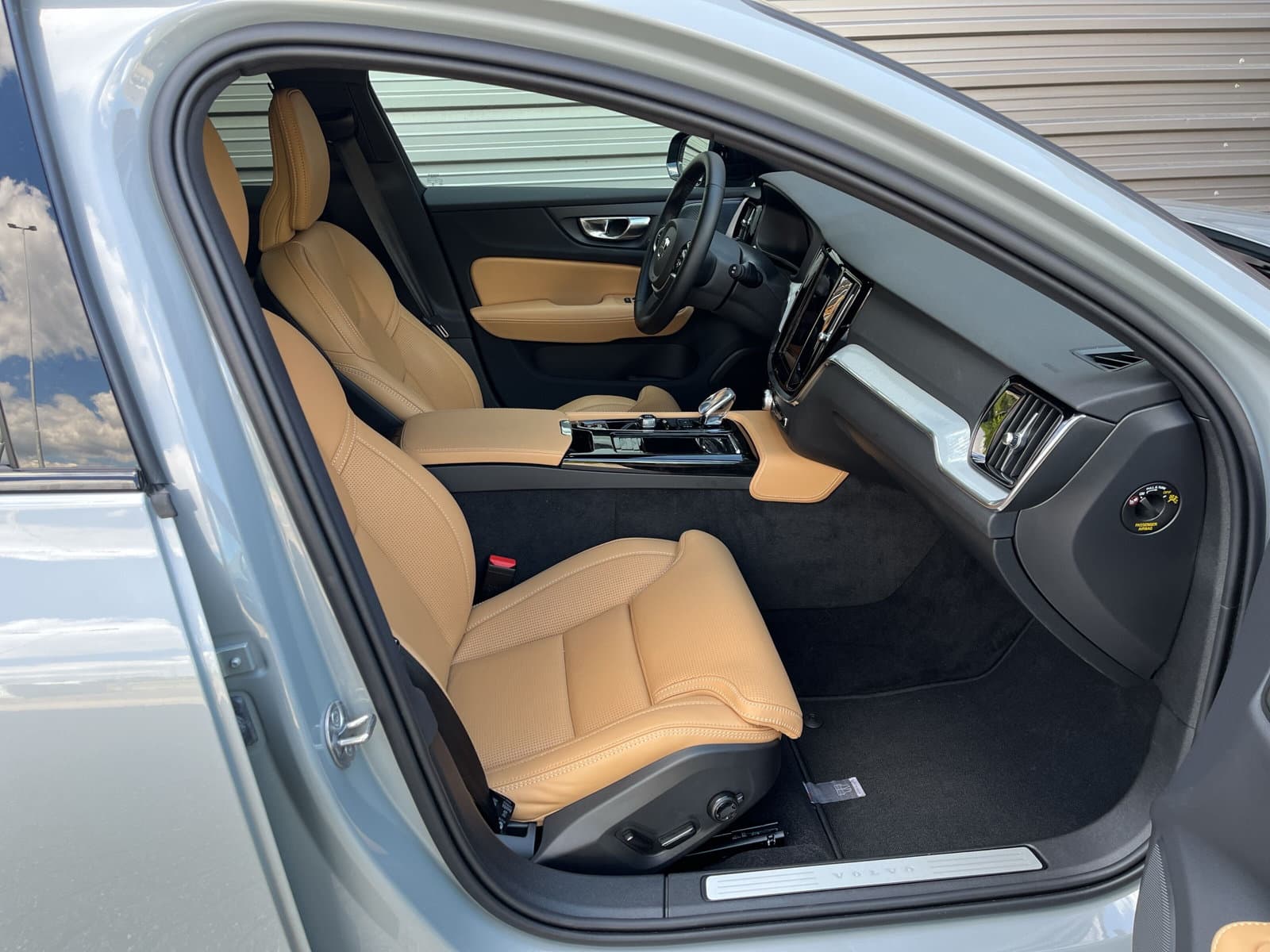 Volvo V60 T6 Plug-in hybrid AWD Plus Dark / Custom made Black Sheep uitvoering / 20" Heico matt Bronze / Heico verlaagd / Geventileerd Amber Leder / thumbnail 20