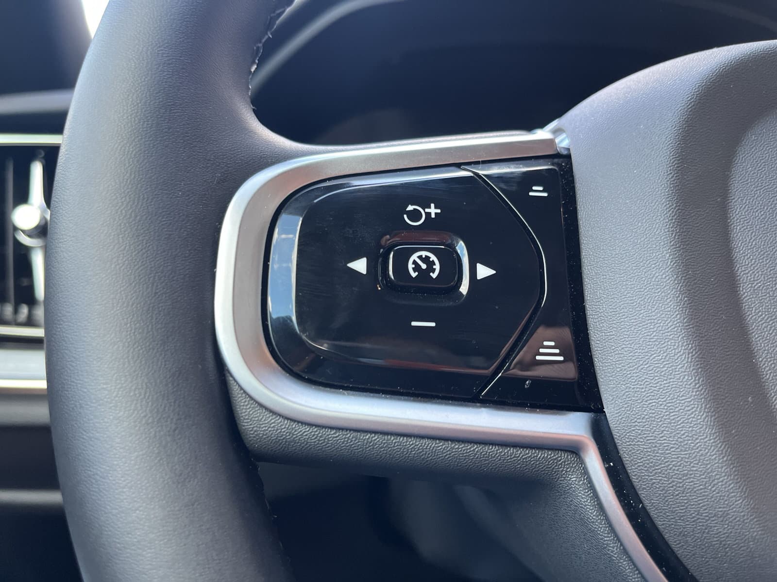 Volvo V60 T6 Plug-in hybrid AWD Plus Dark / Custom made Black Sheep uitvoering / 20" Heico matt Bronze / Heico verlaagd / Geventileerd Amber Leder / thumbnail 26