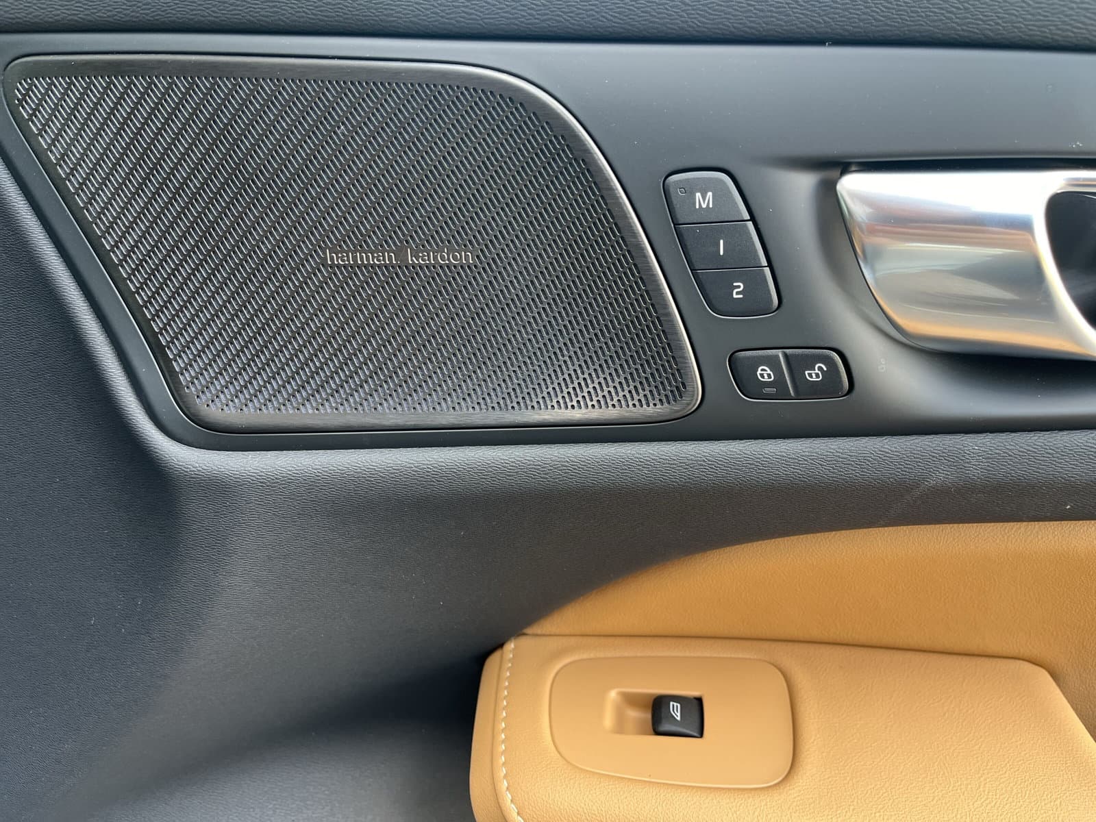 Volvo V60 T6 Plug-in hybrid AWD Plus Dark / Custom made Black Sheep uitvoering / 20" Heico matt Bronze / Heico verlaagd / Geventileerd Amber Leder / thumbnail 28