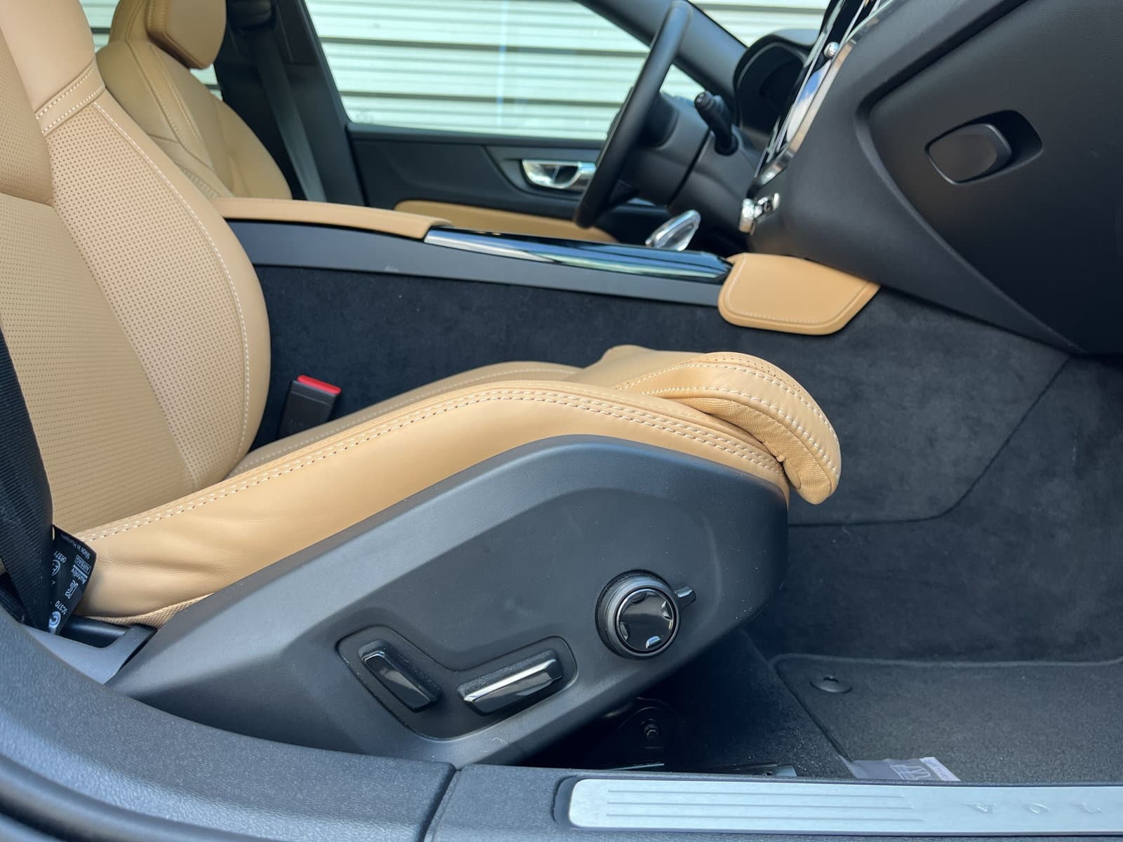 Volvo V60 T6 Plug-in hybrid AWD Plus Dark / Custom made Black Sheep uitvoering / 20" Heico matt Bronze / Heico verlaagd / Geventileerd Amber Leder / thumbnail 29