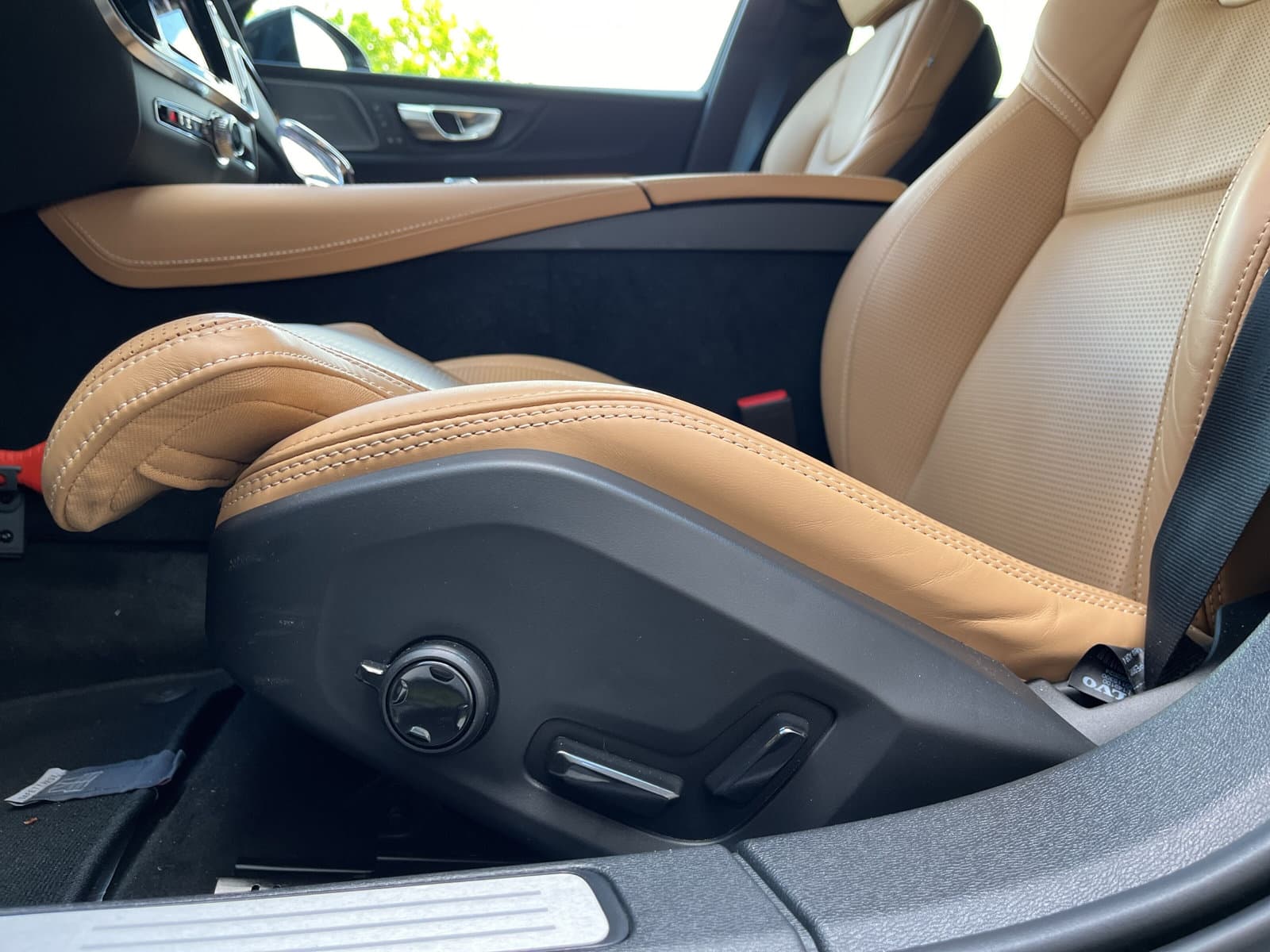 Volvo V60 T6 Plug-in hybrid AWD Plus Dark / Custom made Black Sheep uitvoering / 20" Heico matt Bronze / Heico verlaagd / Geventileerd Amber Leder / thumbnail 32