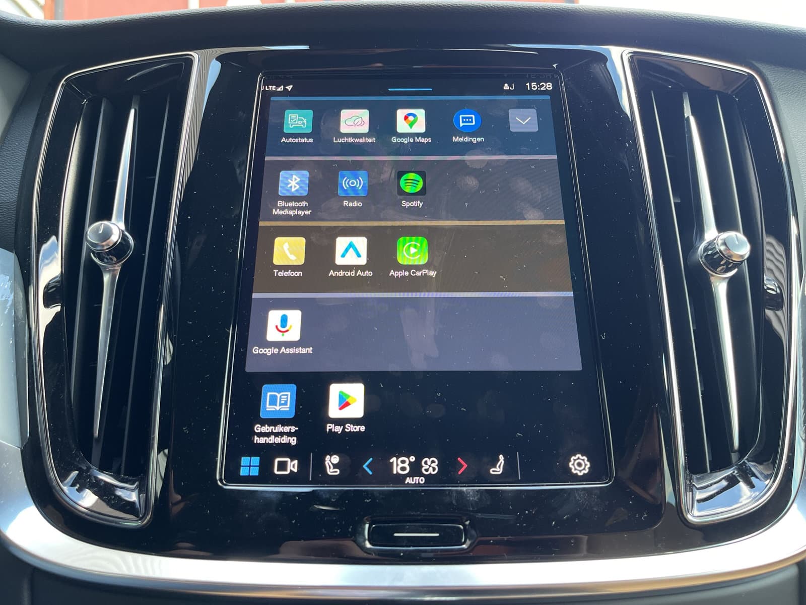 Volvo V60 T6 Plug-in hybrid AWD Plus Dark / Custom made Black Sheep uitvoering / 20" Heico matt Bronze / Heico verlaagd / Geventileerd Amber Leder / thumbnail 36