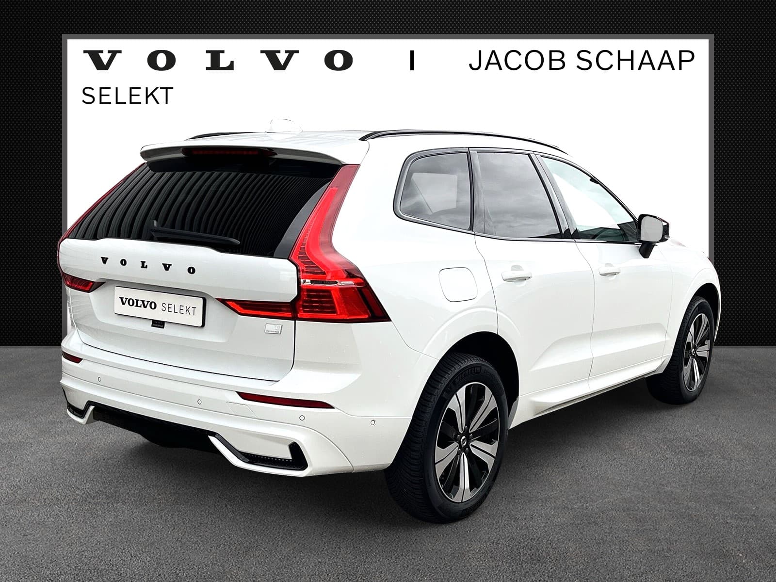Volvo XC60 T8 Plug-in hybrid AWD Ultimate Dark / Luchtvering / Extra getint glas / 360 camera / Trekhaak semi-elektrisch / thumbnail 2
