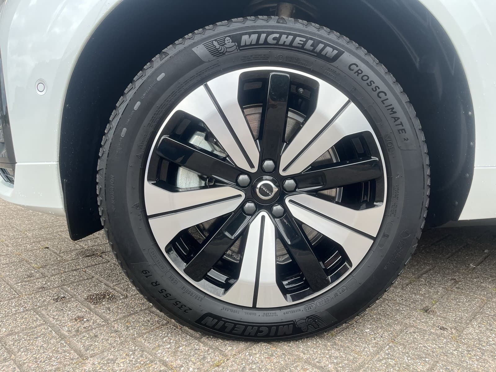 Volvo XC60 T8 Plug-in hybrid AWD Ultimate Dark / Luchtvering / Extra getint glas / 360 camera / Trekhaak semi-elektrisch / thumbnail 6