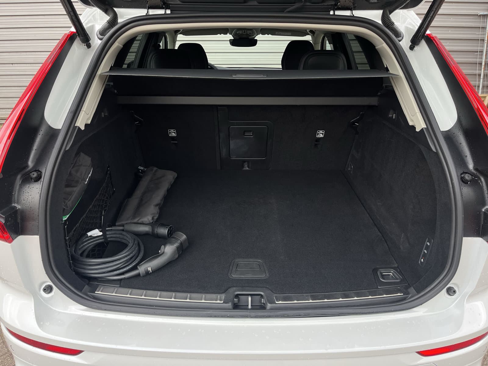 Volvo XC60 T8 Plug-in hybrid AWD Ultimate Dark / Luchtvering / Extra getint glas / 360 camera / Trekhaak semi-elektrisch / thumbnail 7