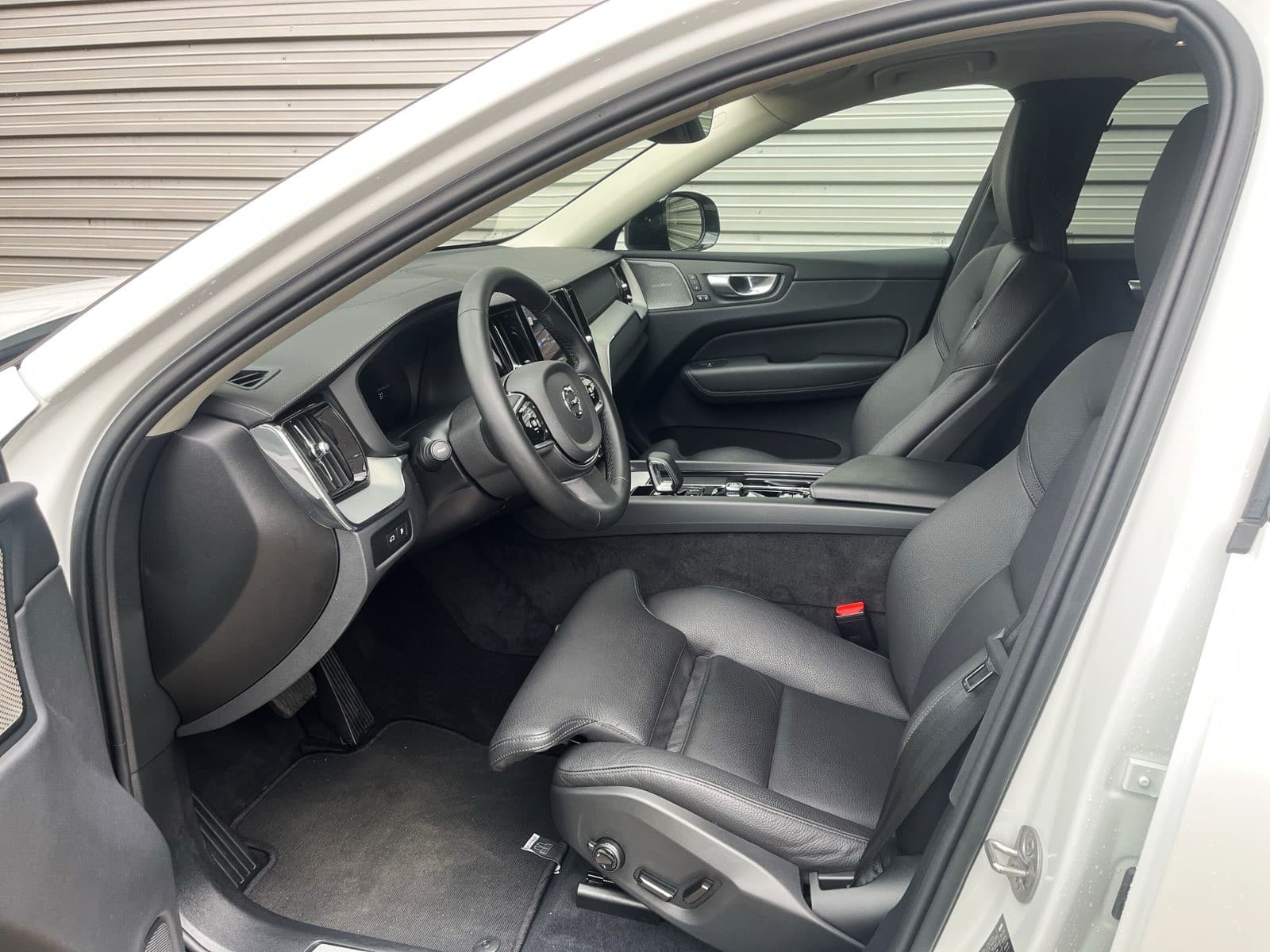 Volvo XC60 T8 Plug-in hybrid AWD Ultimate Dark / Luchtvering / Extra getint glas / 360 camera / Trekhaak semi-elektrisch / thumbnail 8