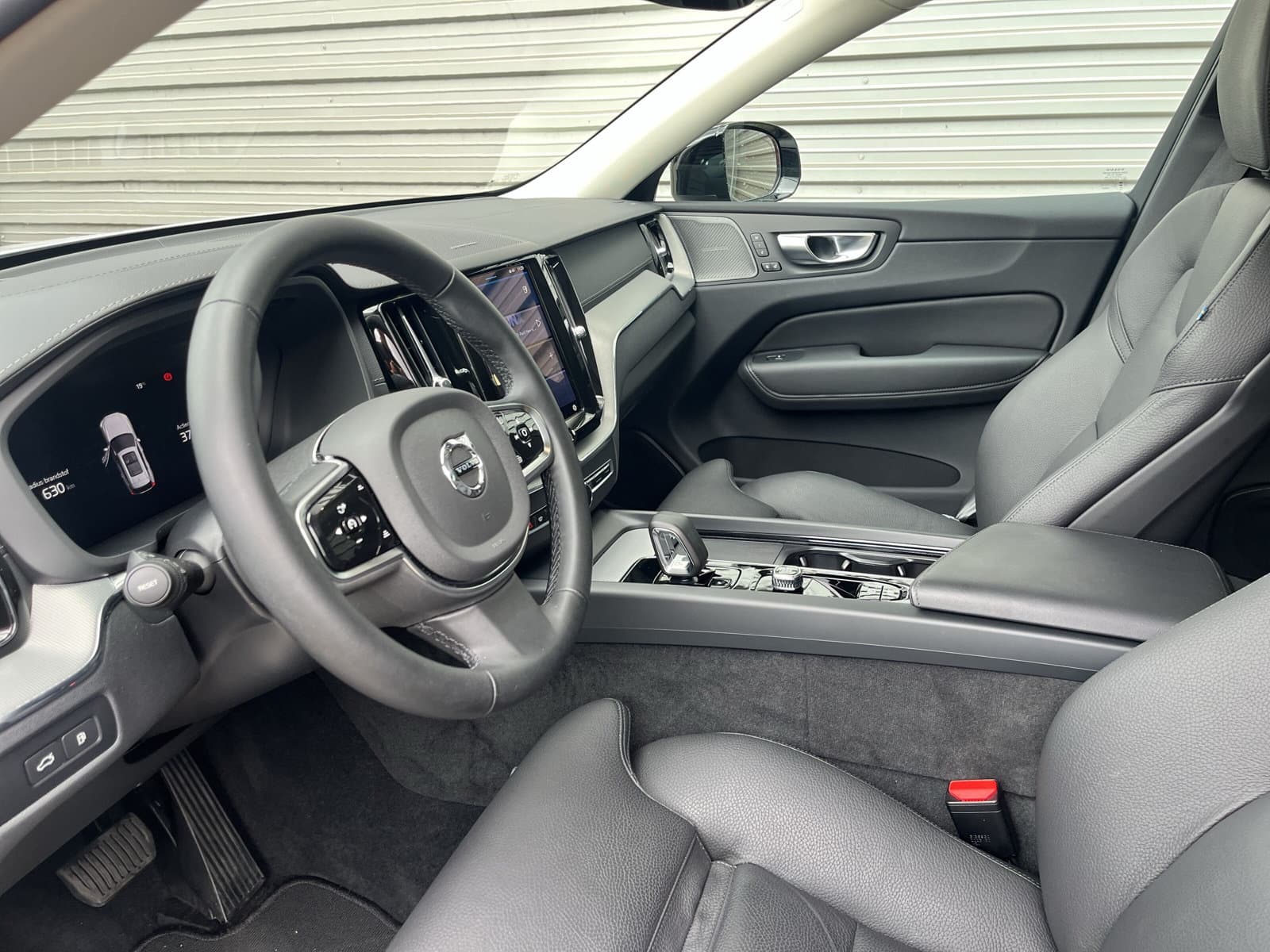 Volvo XC60 T8 Plug-in hybrid AWD Ultimate Dark / Luchtvering / Extra getint glas / 360 camera / Trekhaak semi-elektrisch / thumbnail 10