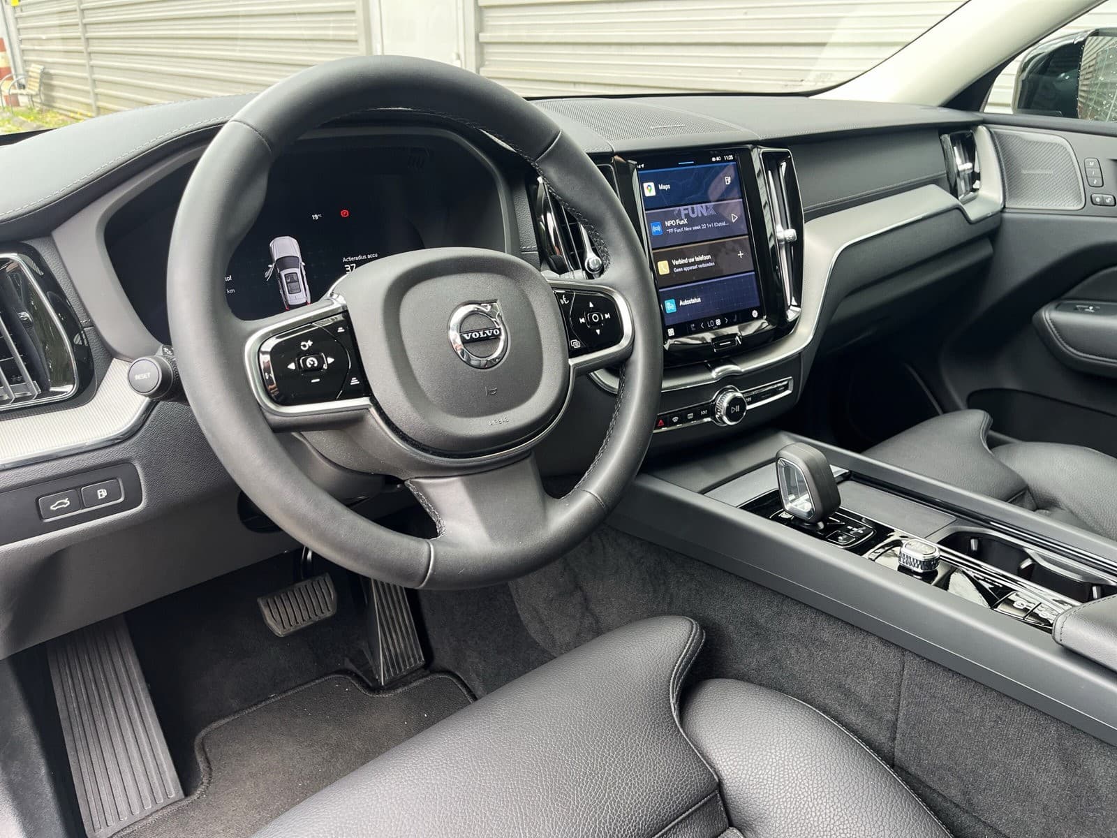 Volvo XC60 T8 Plug-in hybrid AWD Ultimate Dark / Luchtvering / Extra getint glas / 360 camera / Trekhaak semi-elektrisch / thumbnail 11