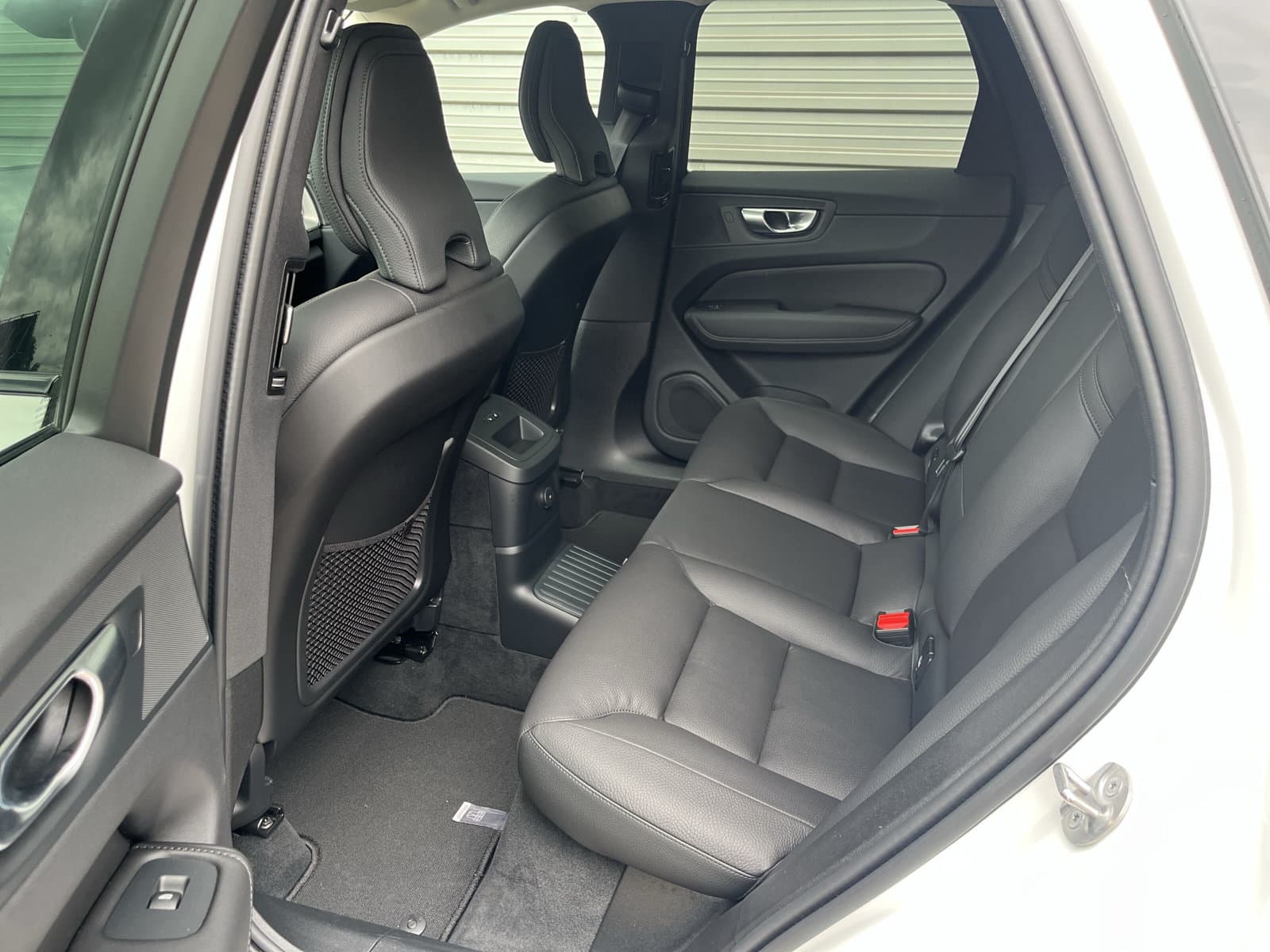 Volvo XC60 T8 Plug-in hybrid AWD Ultimate Dark / Luchtvering / Extra getint glas / 360 camera / Trekhaak semi-elektrisch / thumbnail 12