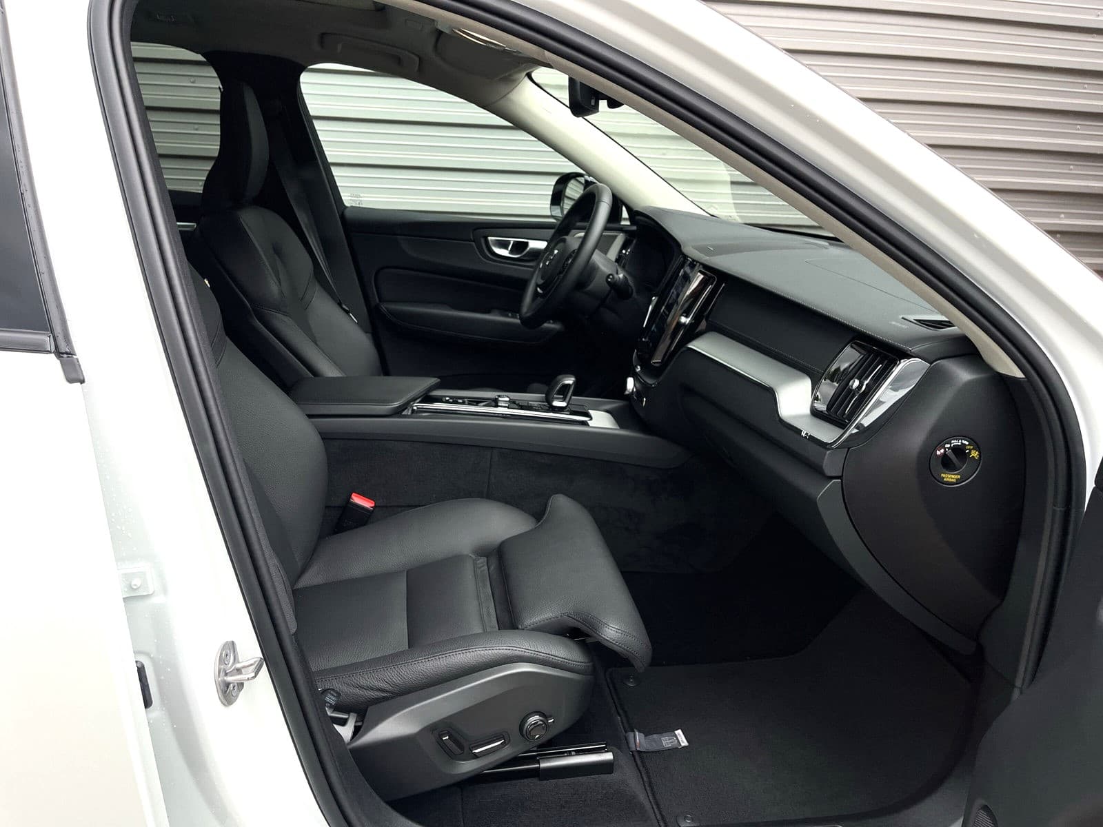 Volvo XC60 T8 Plug-in hybrid AWD Ultimate Dark / Luchtvering / Extra getint glas / 360 camera / Trekhaak semi-elektrisch / thumbnail 14