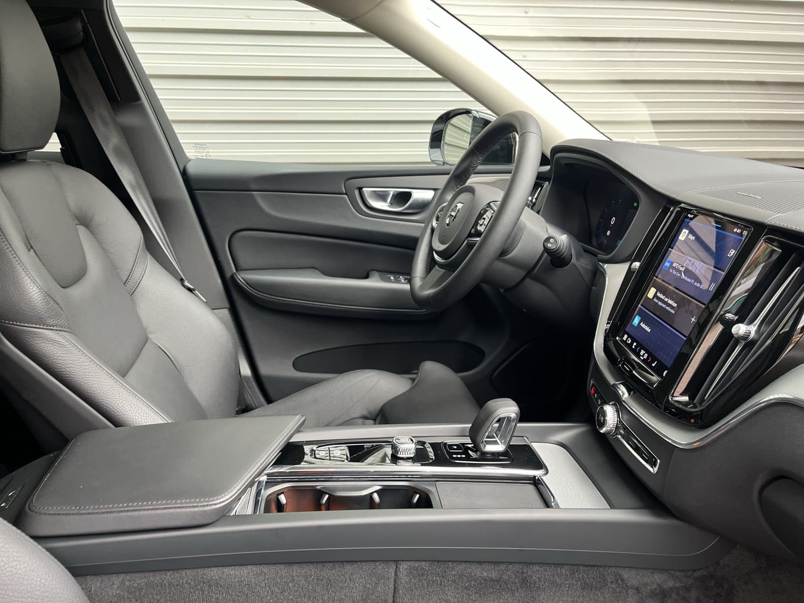 Volvo XC60 T8 Plug-in hybrid AWD Ultimate Dark / Luchtvering / Extra getint glas / 360 camera / Trekhaak semi-elektrisch / thumbnail 17