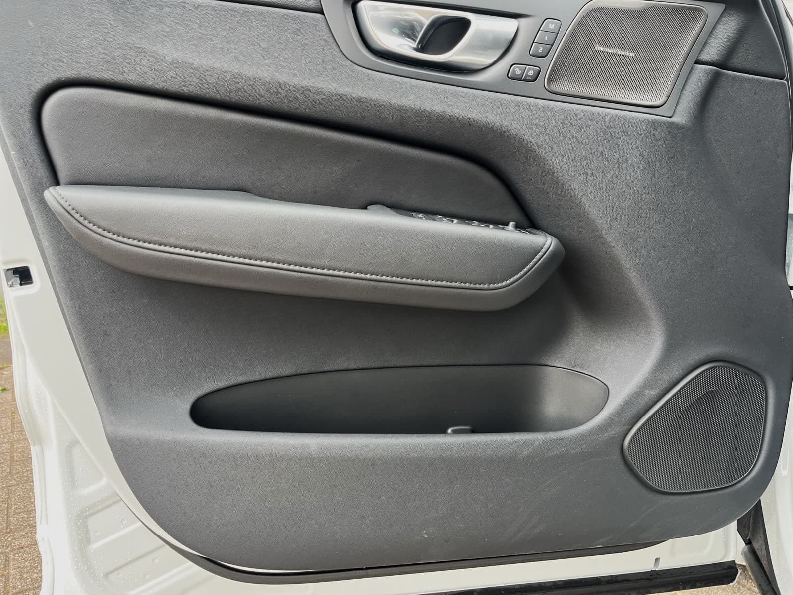 Volvo XC60 T8 Plug-in hybrid AWD Ultimate Dark / Luchtvering / Extra getint glas / 360 camera / Trekhaak semi-elektrisch / thumbnail 18