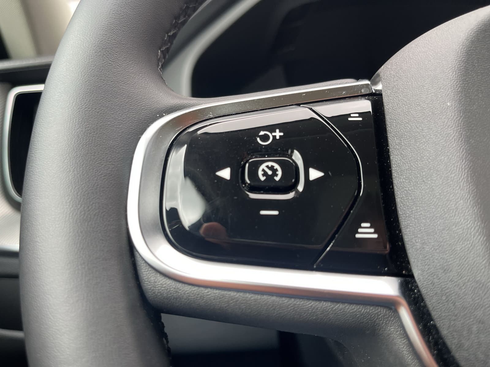 Volvo XC60 T8 Plug-in hybrid AWD Ultimate Dark / Luchtvering / Extra getint glas / 360 camera / Trekhaak semi-elektrisch / thumbnail 20