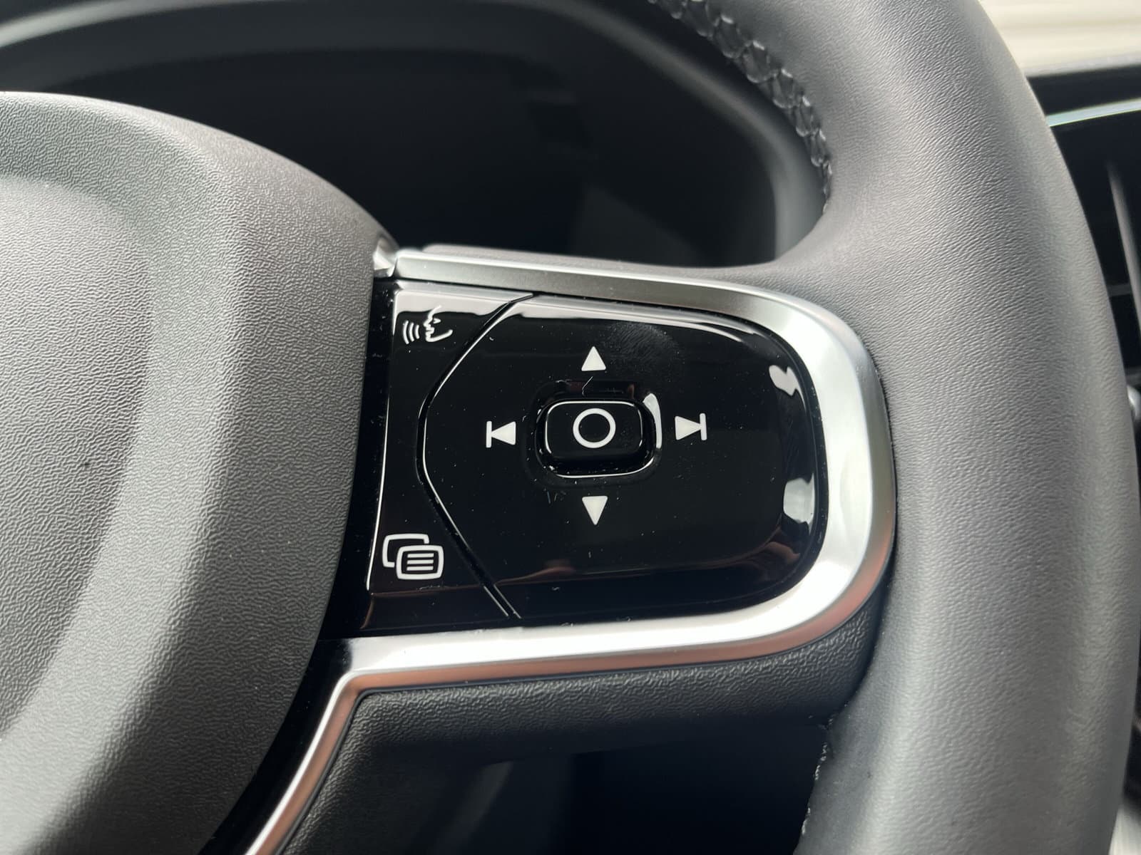 Volvo XC60 T8 Plug-in hybrid AWD Ultimate Dark / Luchtvering / Extra getint glas / 360 camera / Trekhaak semi-elektrisch / thumbnail 21