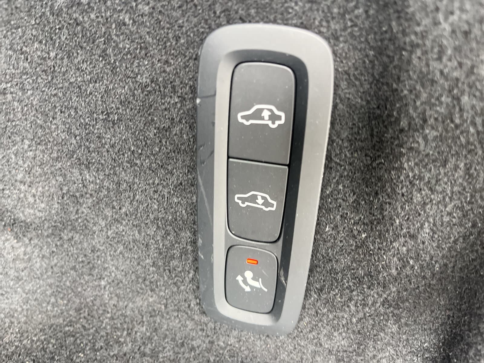 Volvo XC60 T8 Plug-in hybrid AWD Ultimate Dark / Luchtvering / Extra getint glas / 360 camera / Trekhaak semi-elektrisch / thumbnail 22