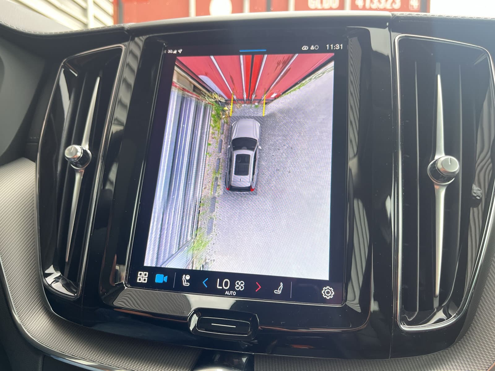 Volvo XC60 T8 Plug-in hybrid AWD Ultimate Dark / Luchtvering / Extra getint glas / 360 camera / Trekhaak semi-elektrisch / thumbnail 25