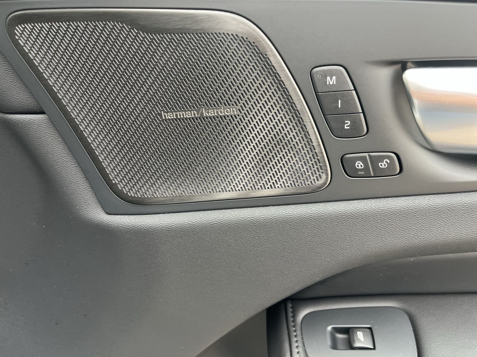 Volvo XC60 T8 Plug-in hybrid AWD Ultimate Dark / Luchtvering / Extra getint glas / 360 camera / Trekhaak semi-elektrisch / thumbnail 29