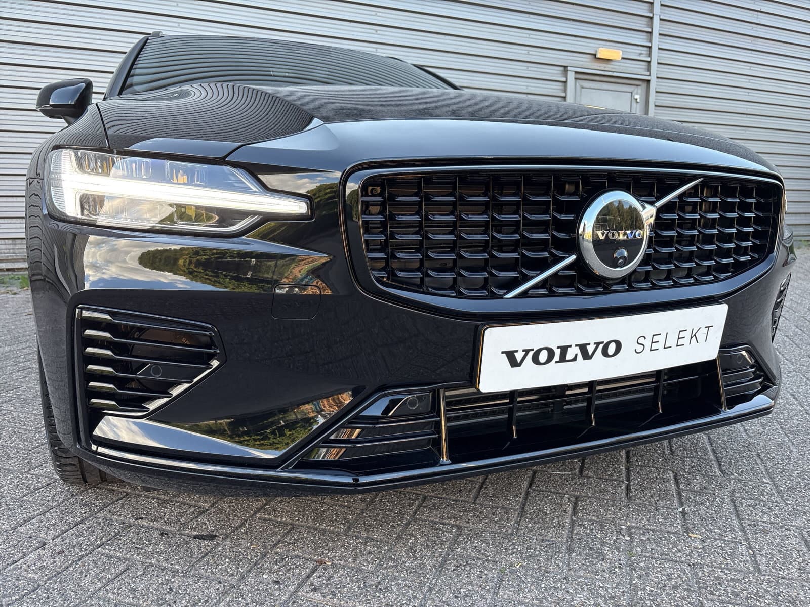 Volvo V60 2.0 T6 Plug-in hybrid AWD Plus Dark / 360° Camera / Blis / Harman Kardon Premium / thumbnail 4