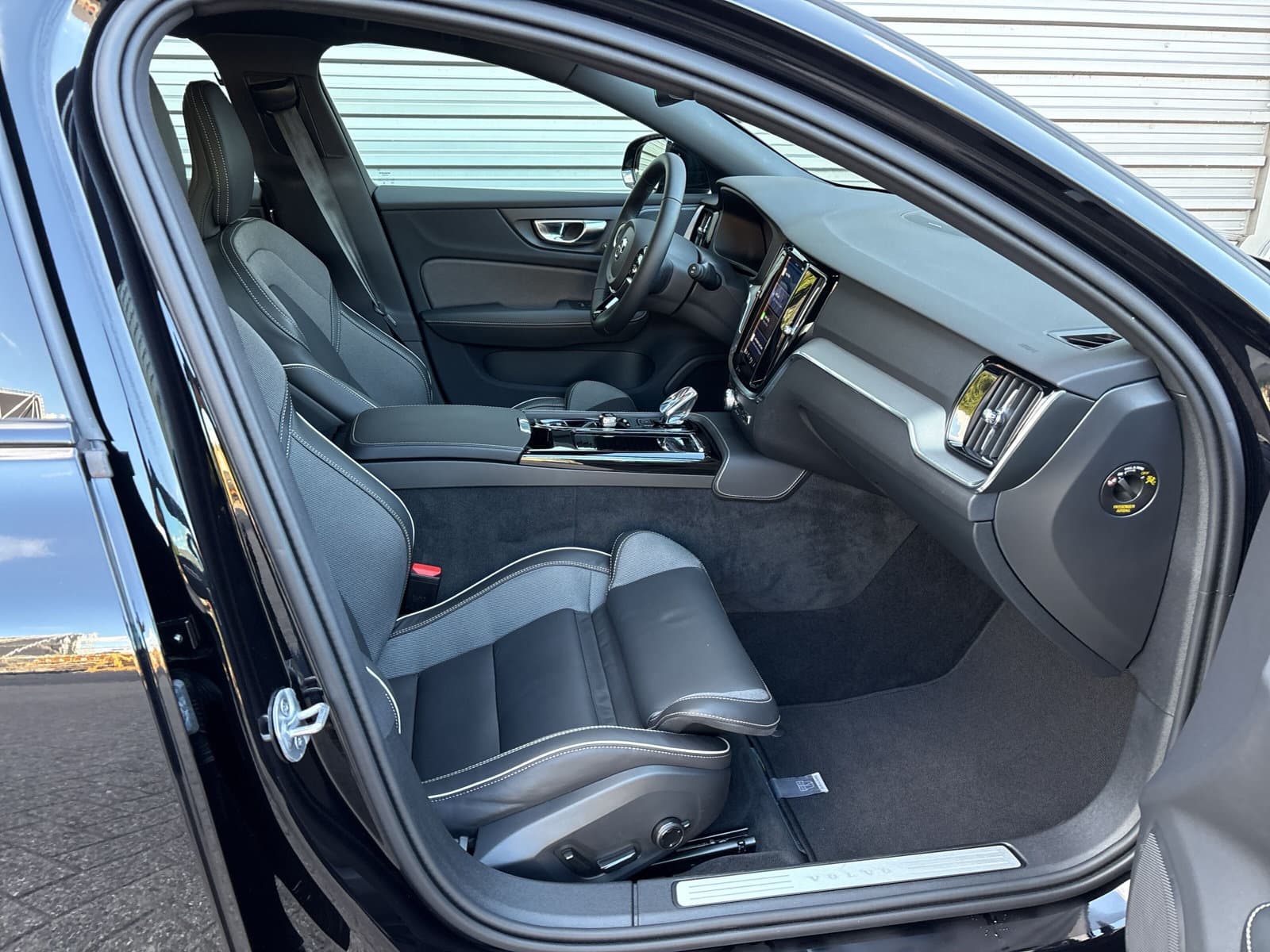 Volvo V60 2.0 T6 Plug-in hybrid AWD Plus Dark / 360° Camera / Blis / Harman Kardon Premium / thumbnail 14