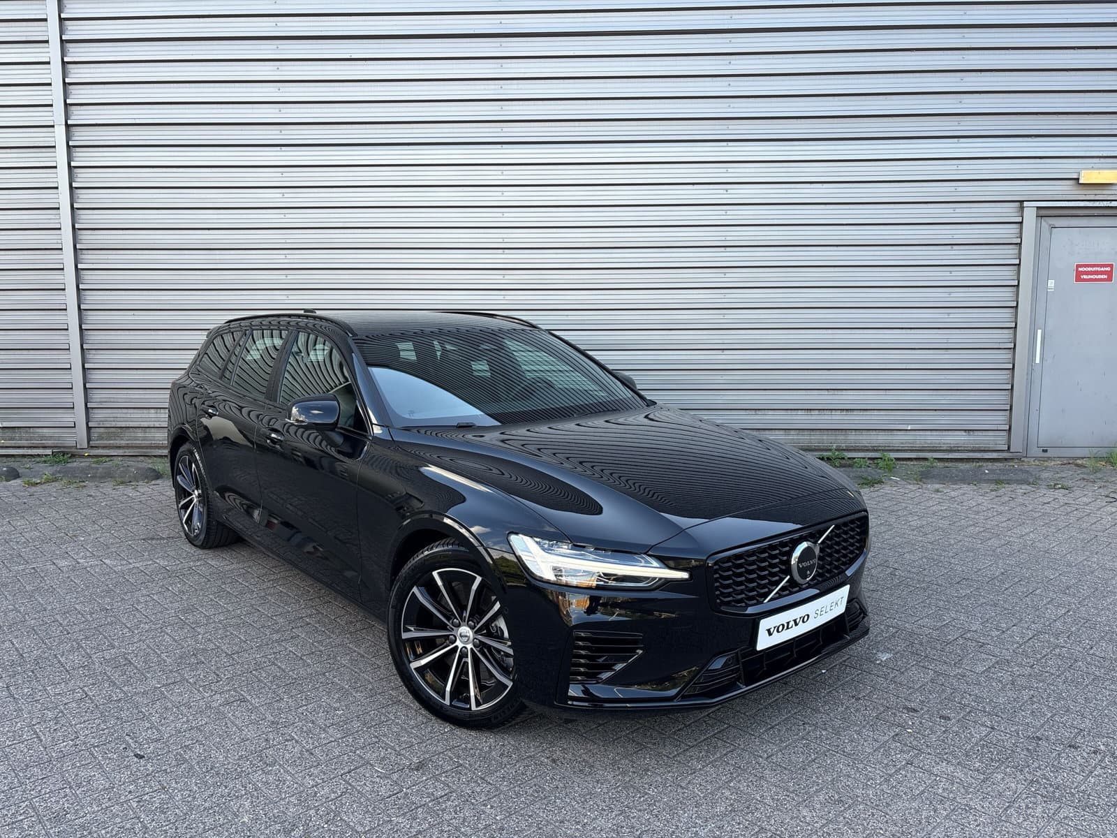 Volvo V60 2.0 T6 Plug-in hybrid AWD Plus Dark / 360° Camera / Blis / Harman Kardon Premium / thumbnail 31