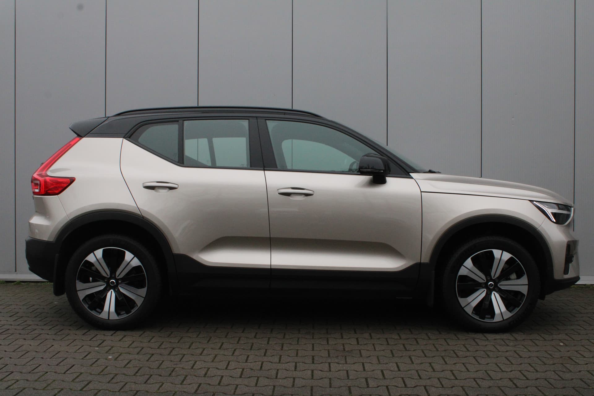 Volvo XC40 Recharge Core 70 kWh thumbnail 3