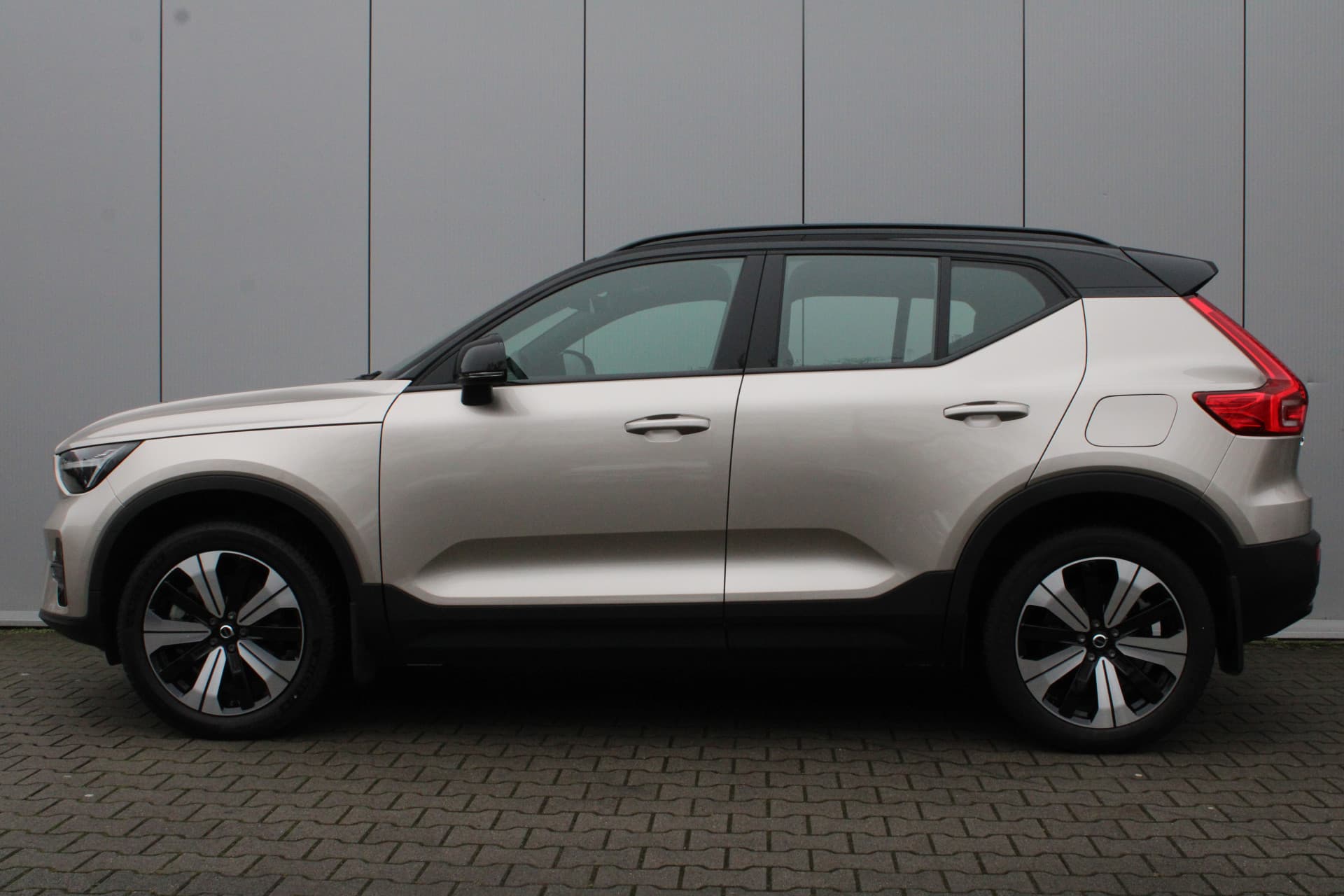 Volvo XC40 Recharge Core 70 kWh thumbnail 5