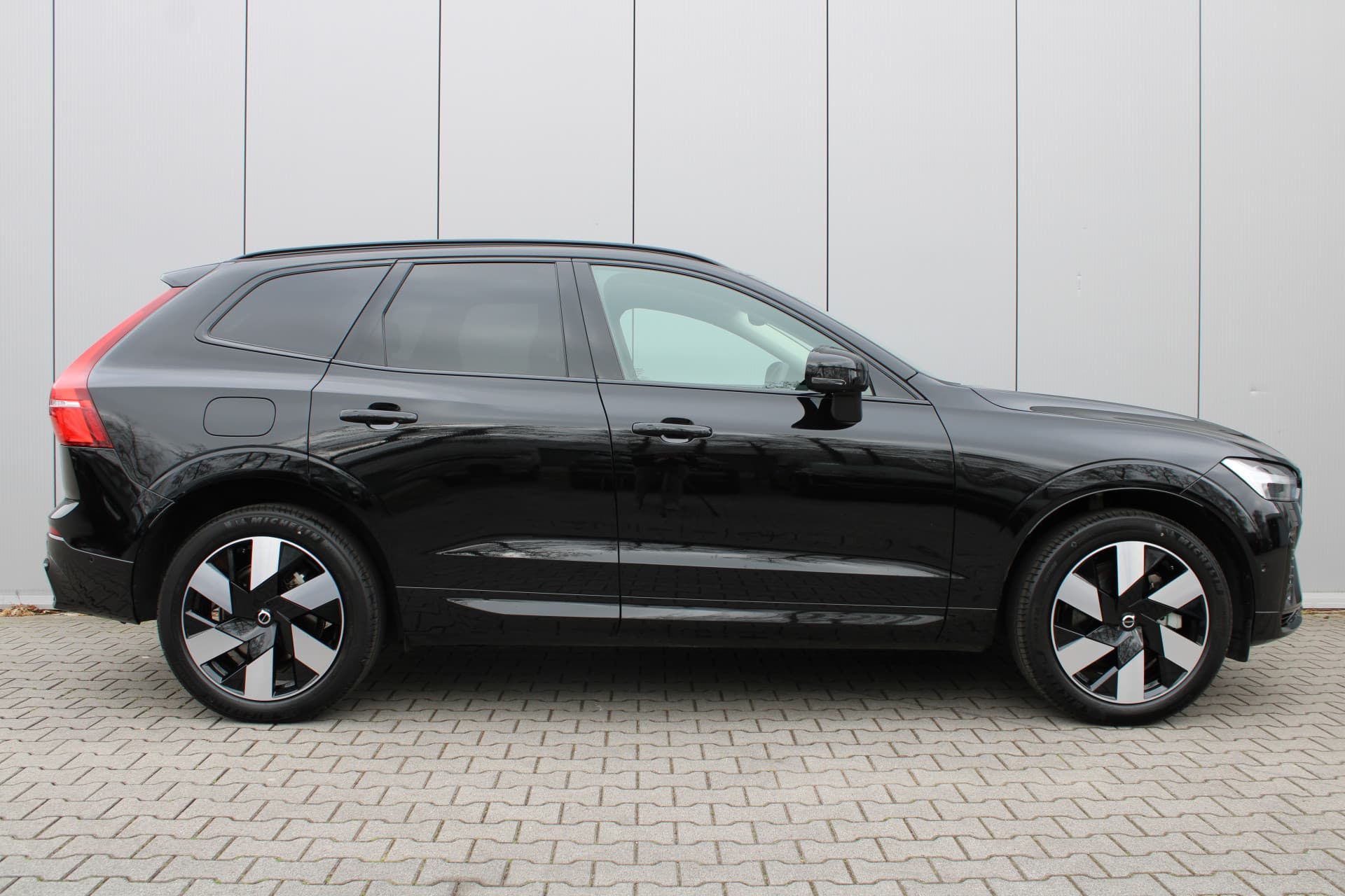 Volvo XC60 2.0 T8 Plug-in hybrid AWD Ultra Dark thumbnail 3