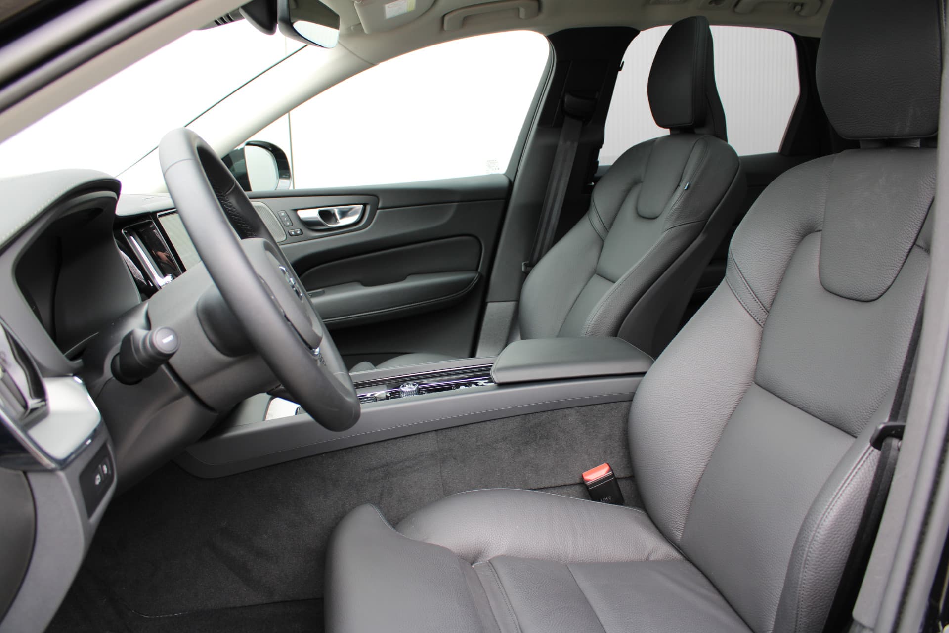 Volvo XC60 2.0 T8 Plug-in hybrid AWD Ultra Dark thumbnail 11