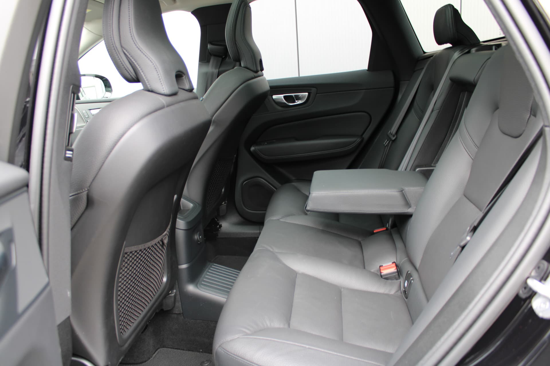 Volvo XC60 2.0 T8 Plug-in hybrid AWD Ultra Dark thumbnail 12