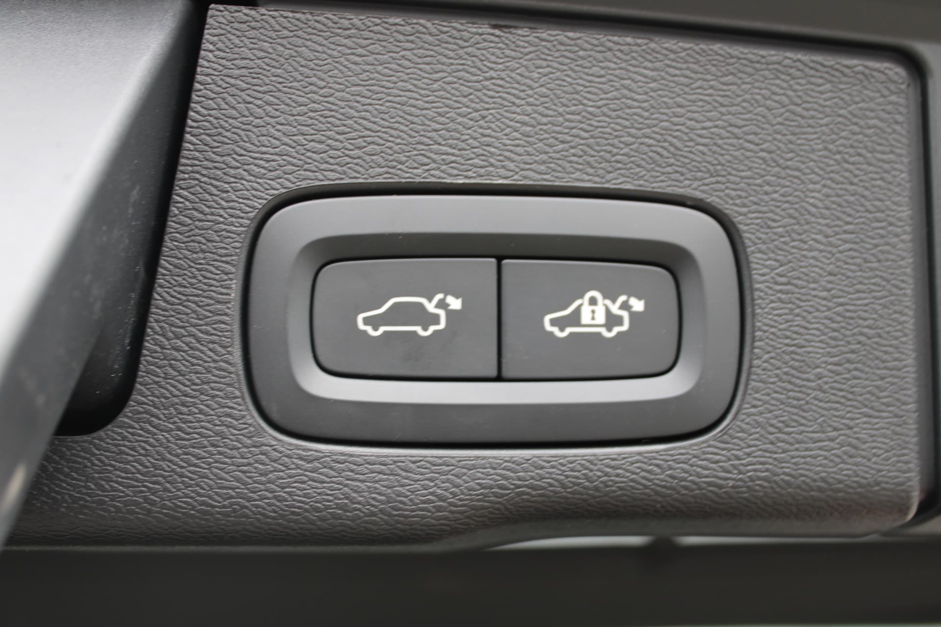 Volvo XC60 2.0 T8 Plug-in hybrid AWD Ultra Dark thumbnail 17