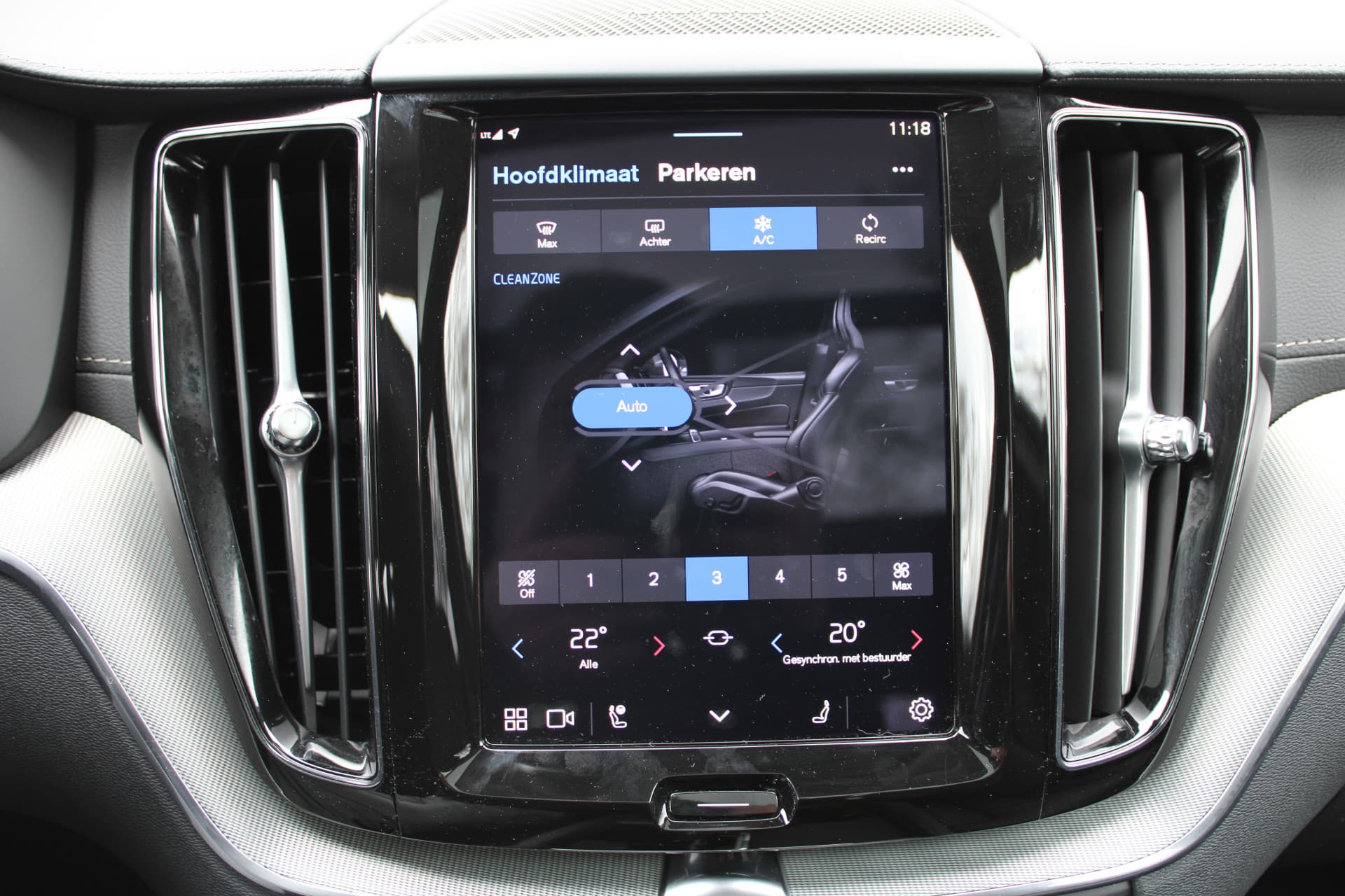 Volvo XC60 2.0 T8 Plug-in hybrid AWD Ultra Dark thumbnail 24