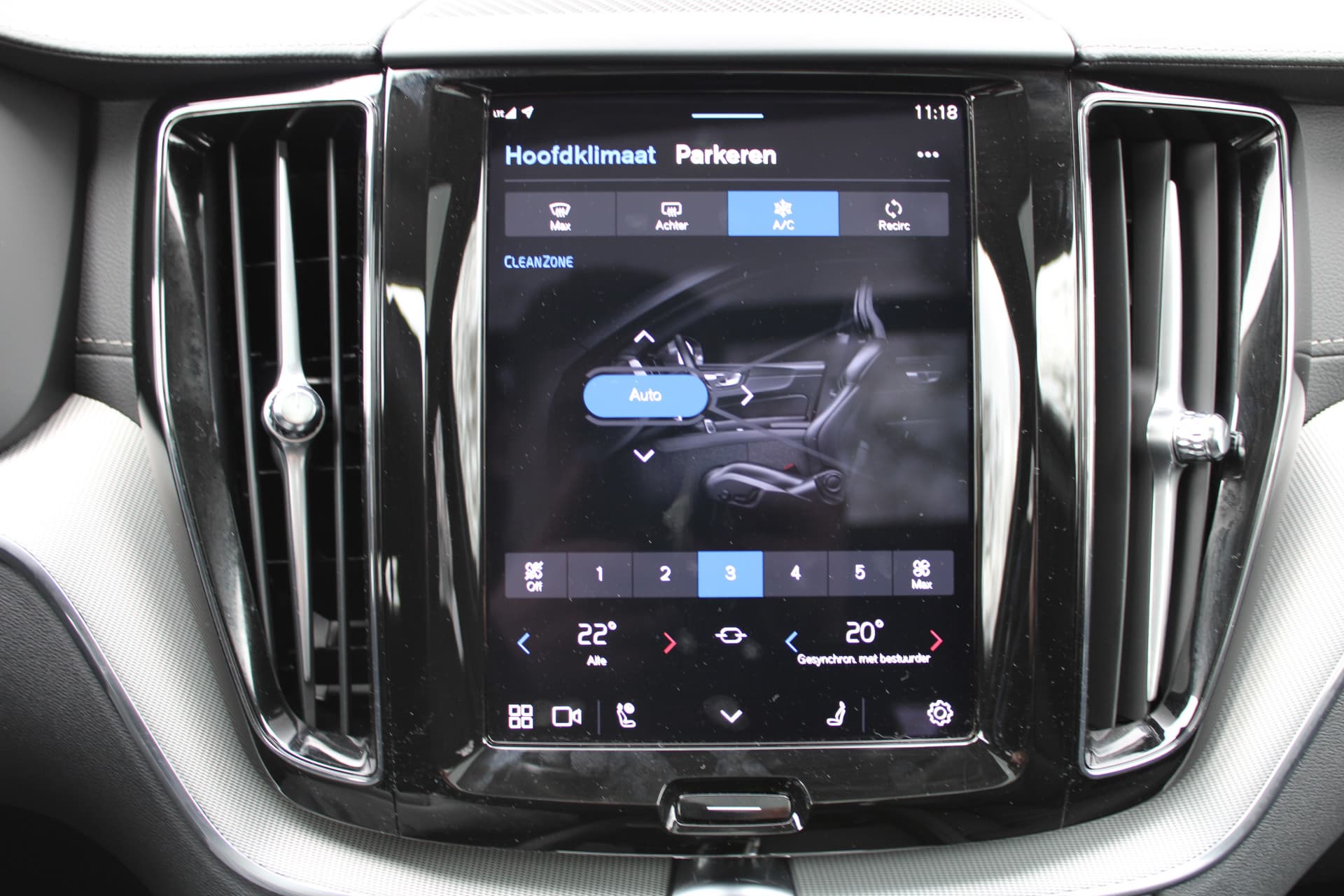 Volvo XC60 2.0 T8 Plug-in hybrid AWD Ultra Dark thumbnail 28