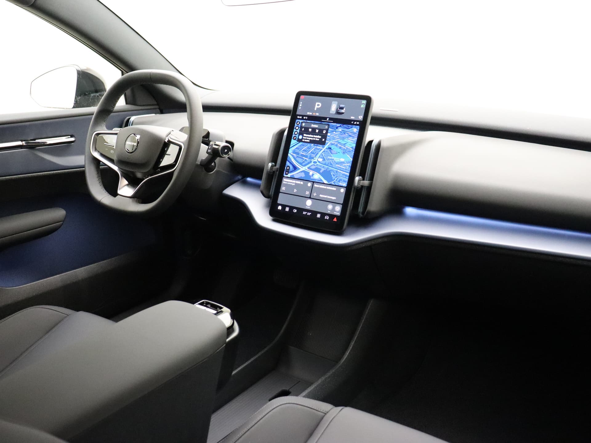 Volvo EX30 Extended Range Plus / DEMO DEAL / Getint glas / Adapt. Cruise / BLIS / Harman&Kardon / Keytag / PDC + Camera / El. Achterklep / thumbnail 2