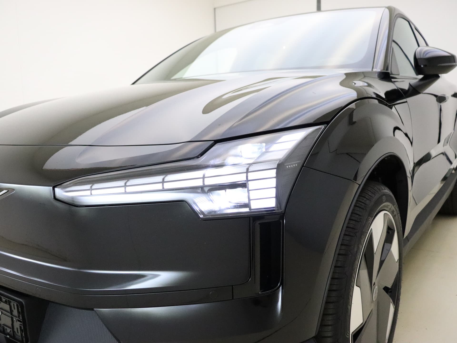 Volvo EX30 Extended Range Plus / DEMO DEAL / Getint glas / Adapt. Cruise / BLIS / Harman&Kardon / Keytag / PDC + Camera / El. Achterklep / thumbnail 21