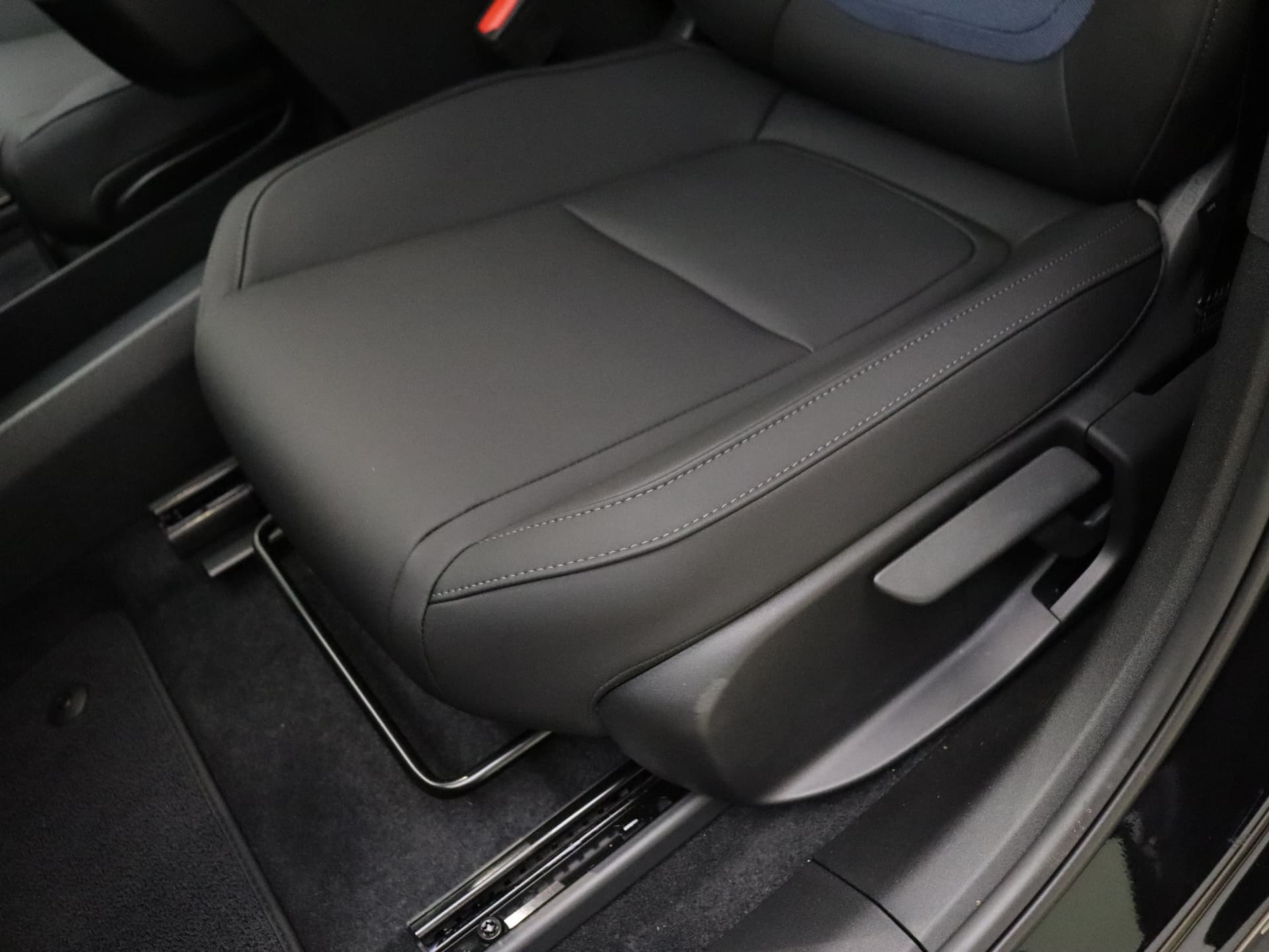 Volvo EX30 Extended Range Plus / DEMO DEAL / Getint glas / Adapt. Cruise / BLIS / Harman&Kardon / Keytag / PDC + Camera / El. Achterklep / thumbnail 22