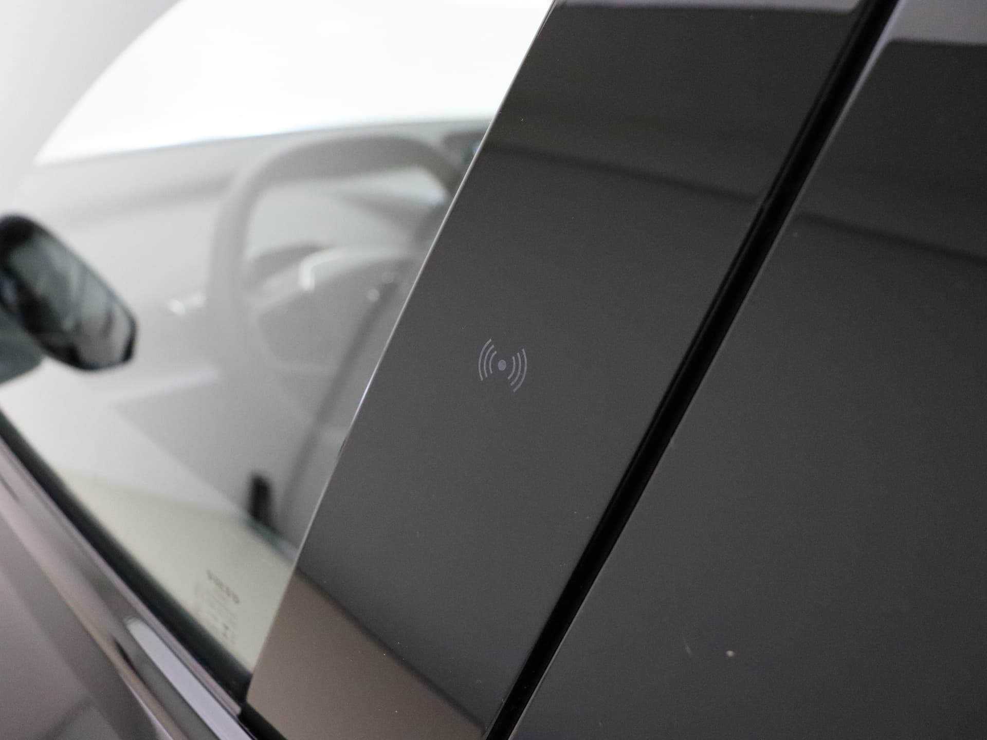 Volvo EX30 Extended Range Plus / DEMO DEAL / Getint glas / Adapt. Cruise / BLIS / Harman&Kardon / Keytag / PDC + Camera / El. Achterklep / thumbnail 23