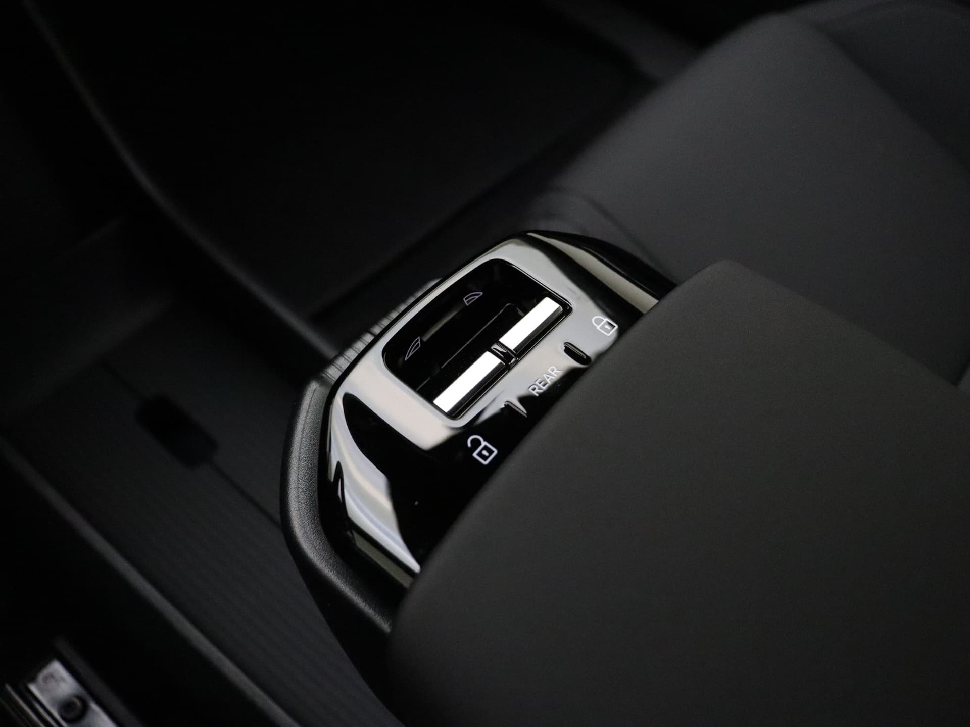 Volvo EX30 Extended Range Plus / DEMO DEAL / Getint glas / Adapt. Cruise / BLIS / Harman&Kardon / Keytag / PDC + Camera / El. Achterklep / thumbnail 31