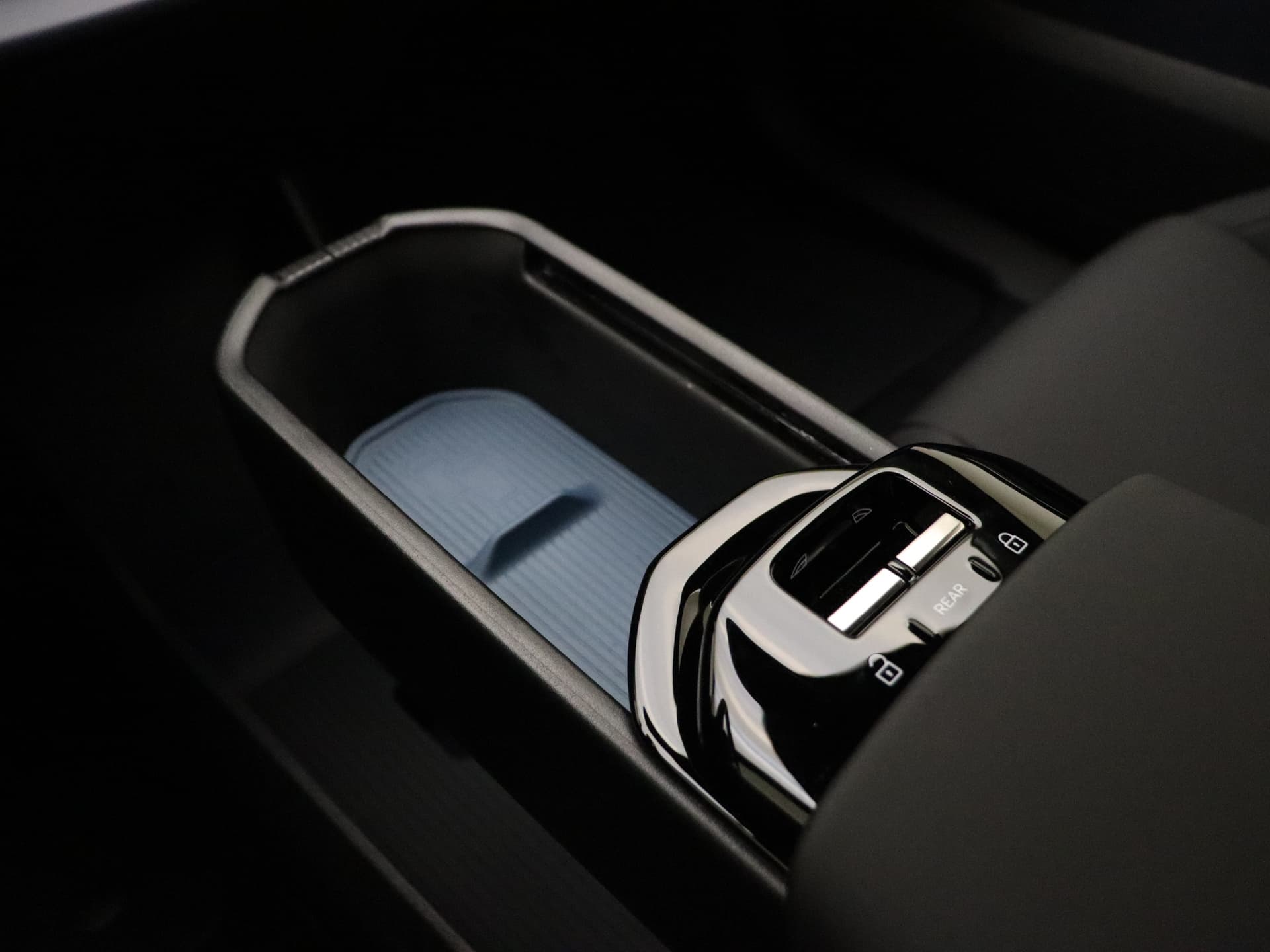 Volvo EX30 Extended Range Plus / DEMO DEAL / Getint glas / Adapt. Cruise / BLIS / Harman&Kardon / Keytag / PDC + Camera / El. Achterklep / thumbnail 32