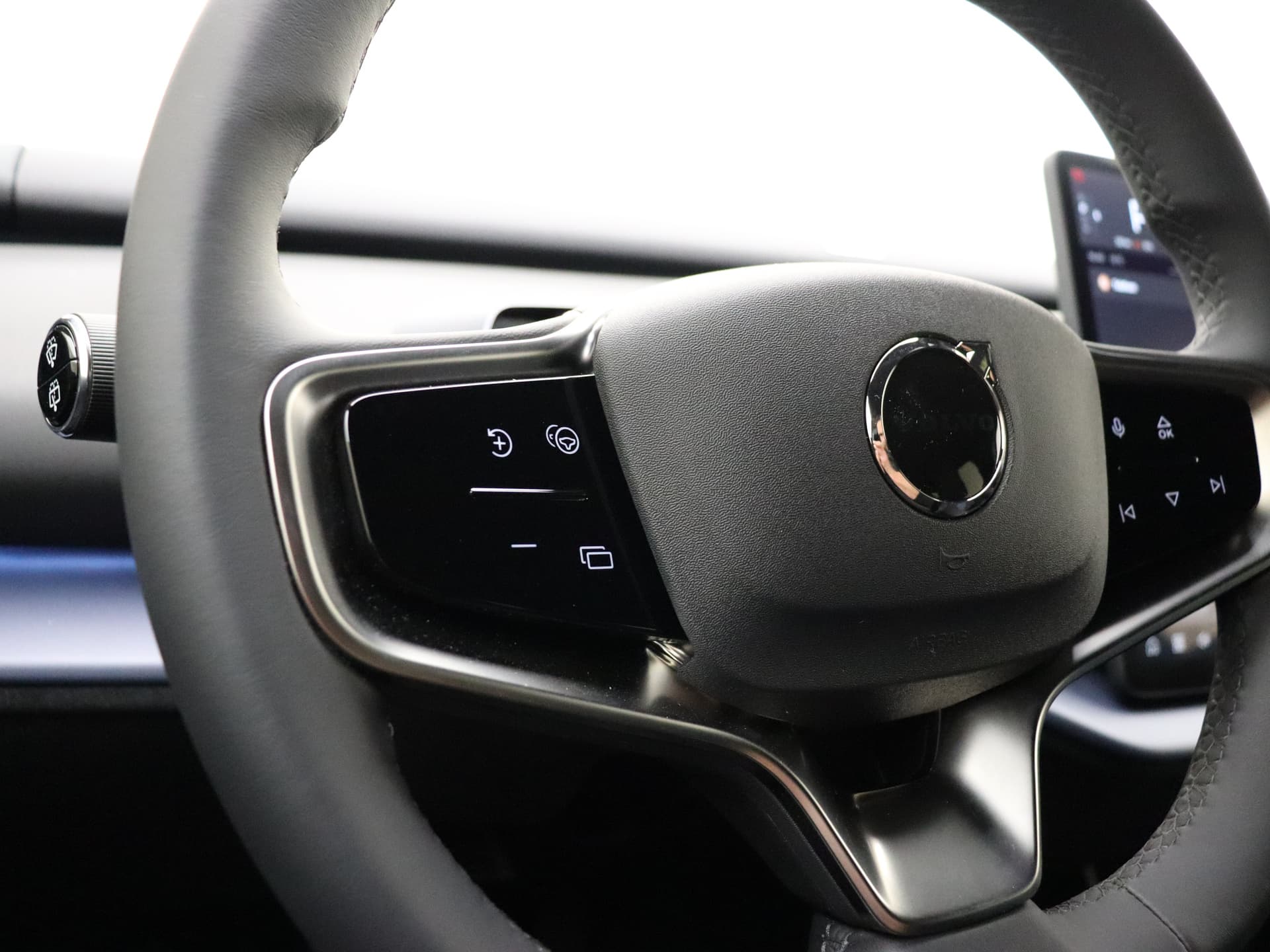 Volvo EX30 Extended Range Plus / DEMO DEAL / Getint glas / Adapt. Cruise / BLIS / Harman&Kardon / Keytag / PDC + Camera / El. Achterklep / thumbnail 33