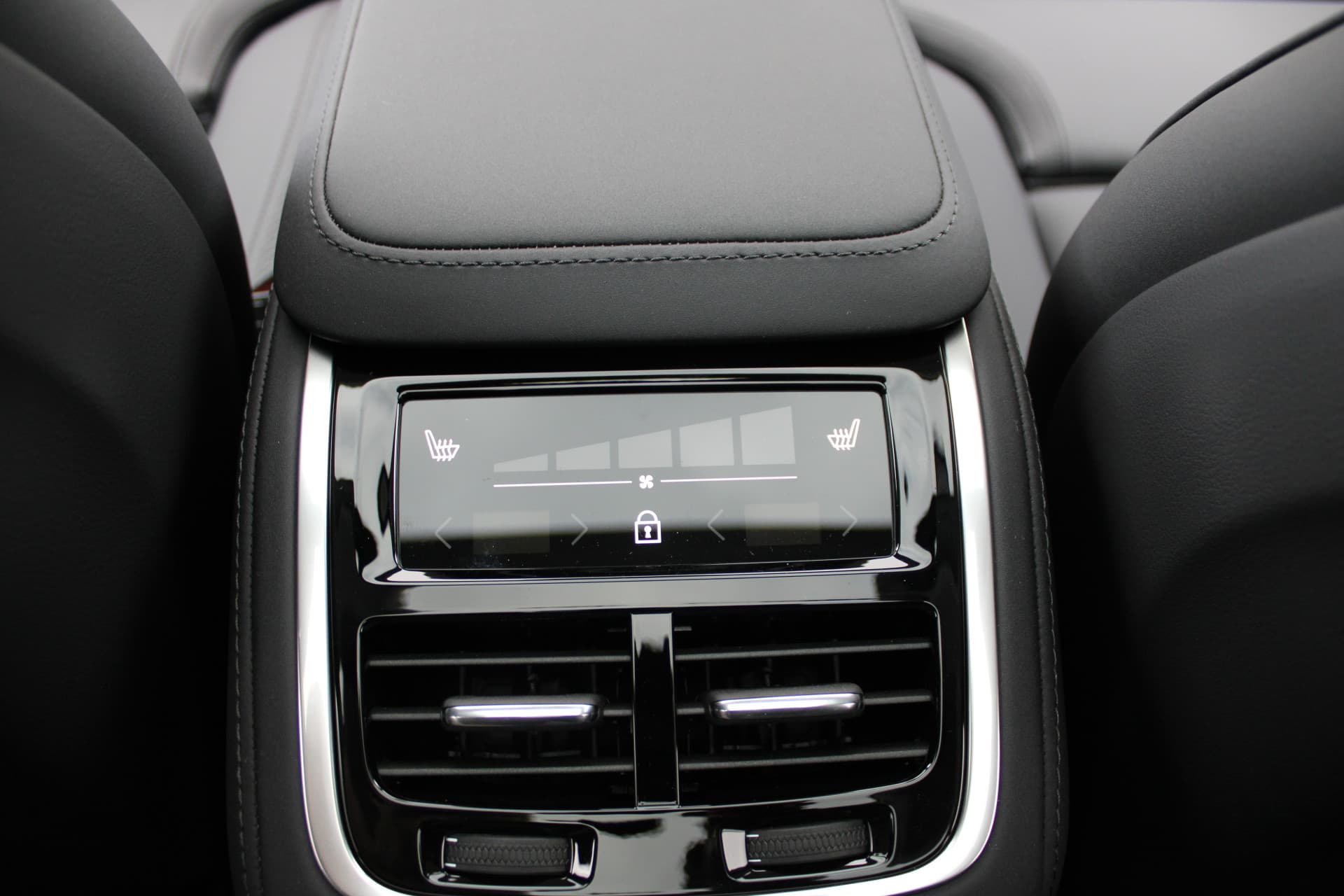 Volvo XC90 T8 Plug-in hybrid AWD Ultra Dark thumbnail 23