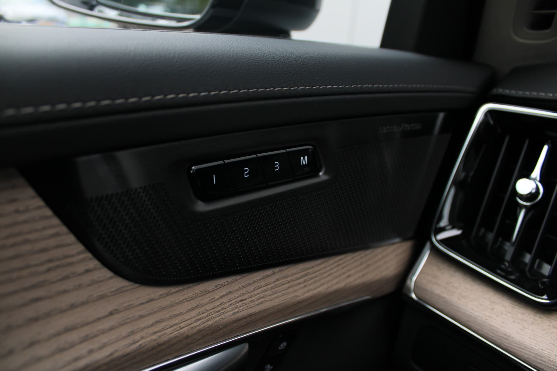 Volvo XC90 T8 Plug-in hybrid AWD Ultra Dark thumbnail 24