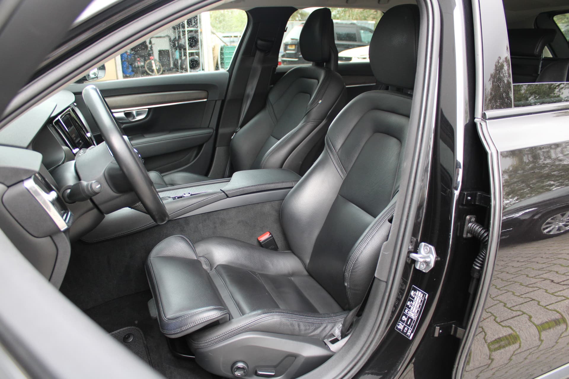 Volvo V90 Cross Country T5 AWD 90th Anniversary Edition thumbnail 4